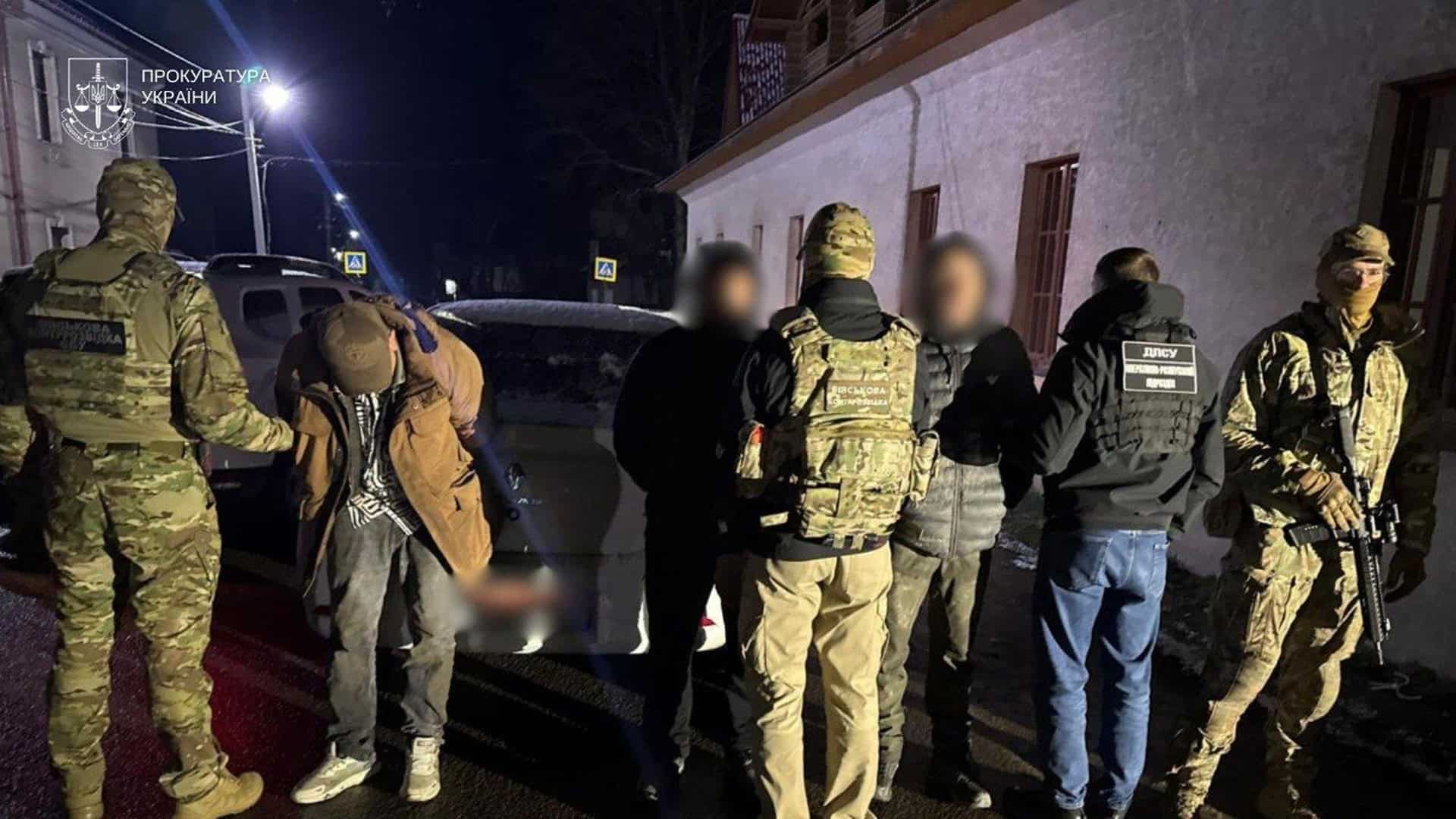 Затримання підозрюваного у незаконному переправленні через кордон на Закарпатті — силовики, затримані біля авто вночі