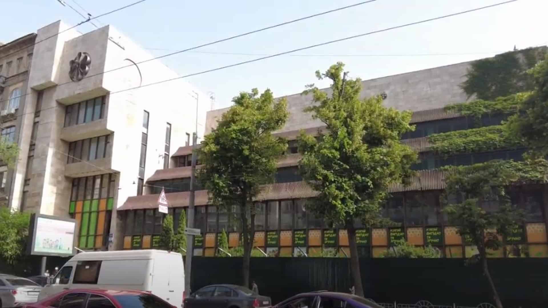 Будівля павільйону «Квіти України» на вулиці Січових Стрільців, 49 у Києві — зразок архітектури пізнього модернізму 1983–1985 років