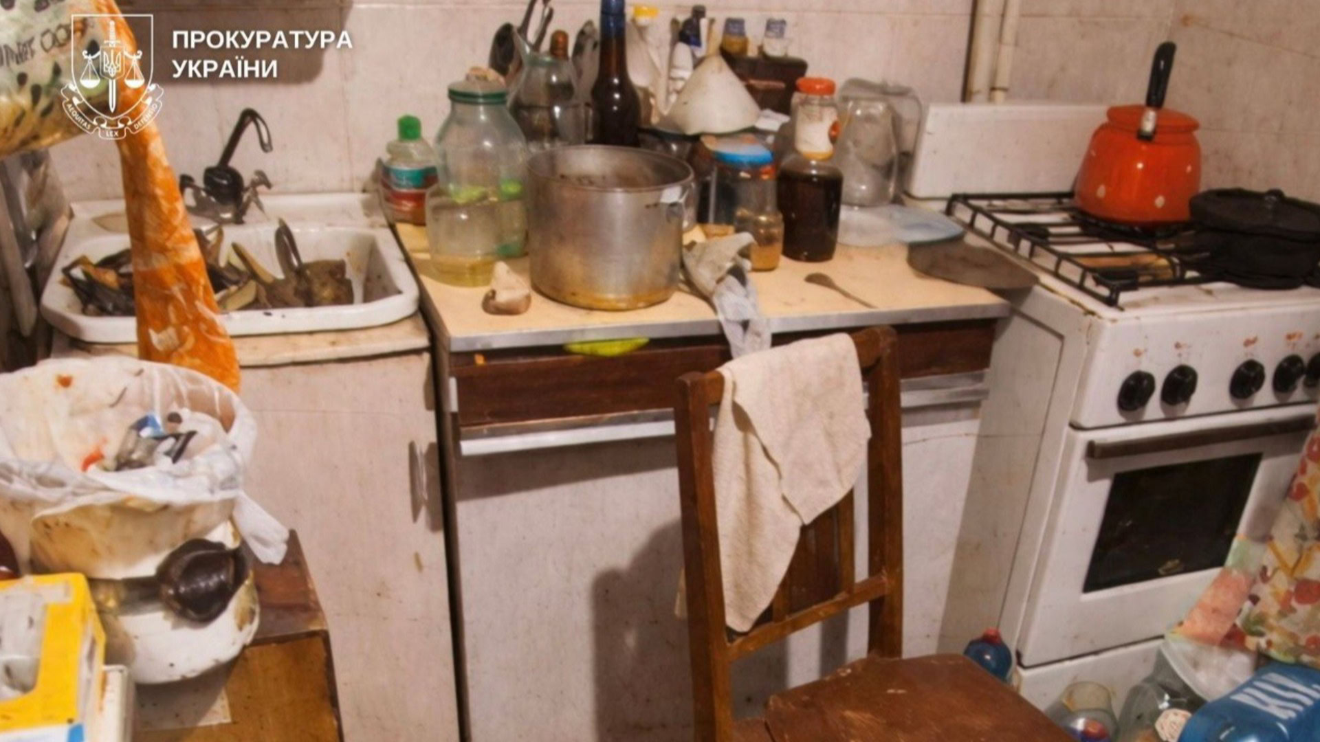 Занедбана кухня з безладом, де стався конфлікт між племінником і дядьком у Подільському районі Києва