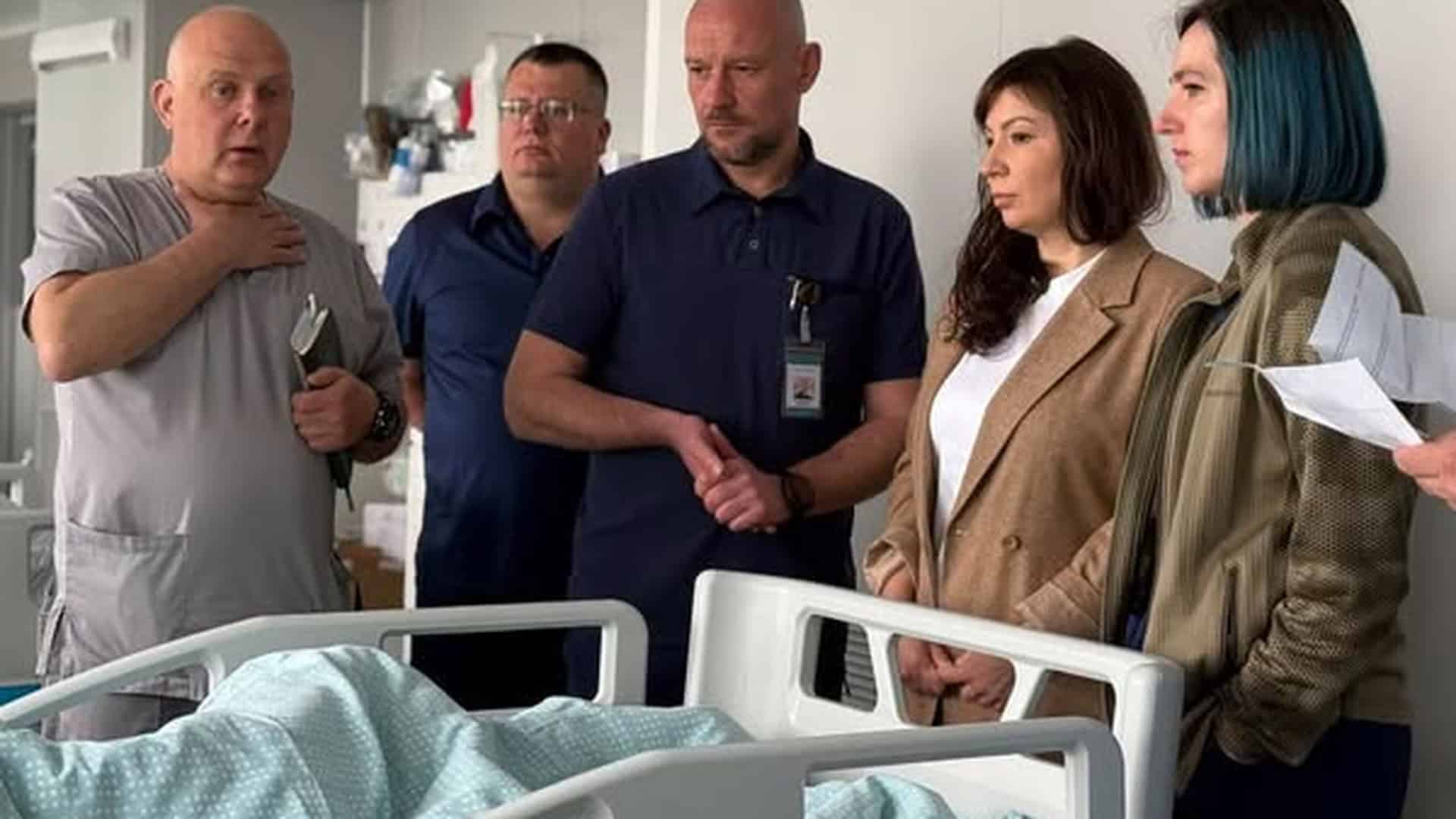 Директорка Департаменту охорони здоров'я КМДА Тетяна Мостепан разом із медиками під час обходу лікарні, де лікуються постраждалі від стрілянини у Голосієво