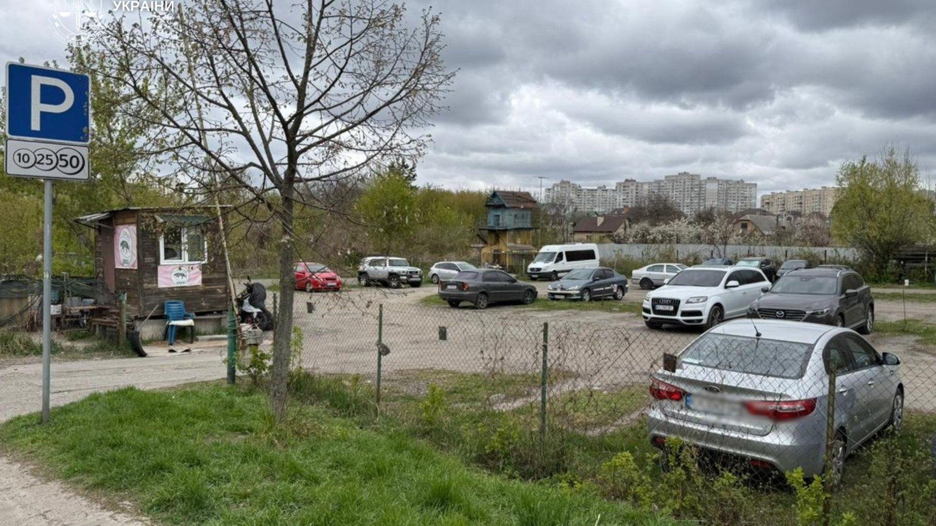 Самочинно збудований голубник на вулиці Єфремова у Святошинському районі Києва, який суд зобов'язав знести за позовом прокуратури