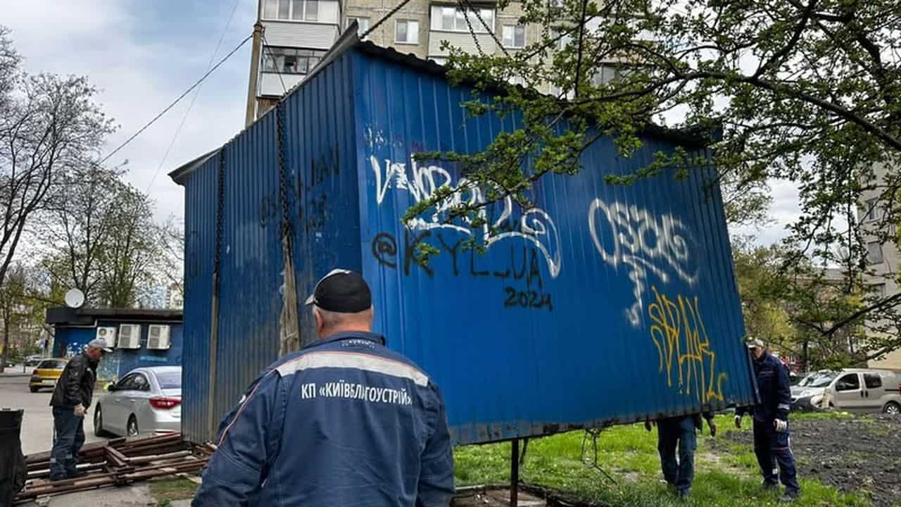 Працівники КП «Київблагоустрій» демонтують синій контейнер — незаконну тимчасову споруду у дворі житлового будинку в Києві