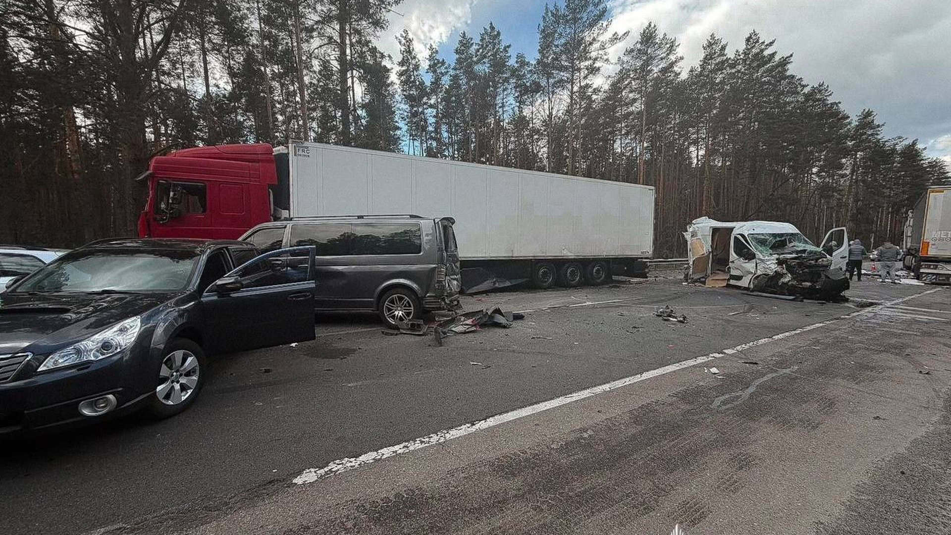 ДТП на Варшавській трасі біля Бородянки: 6 авто, 5 постраждалих