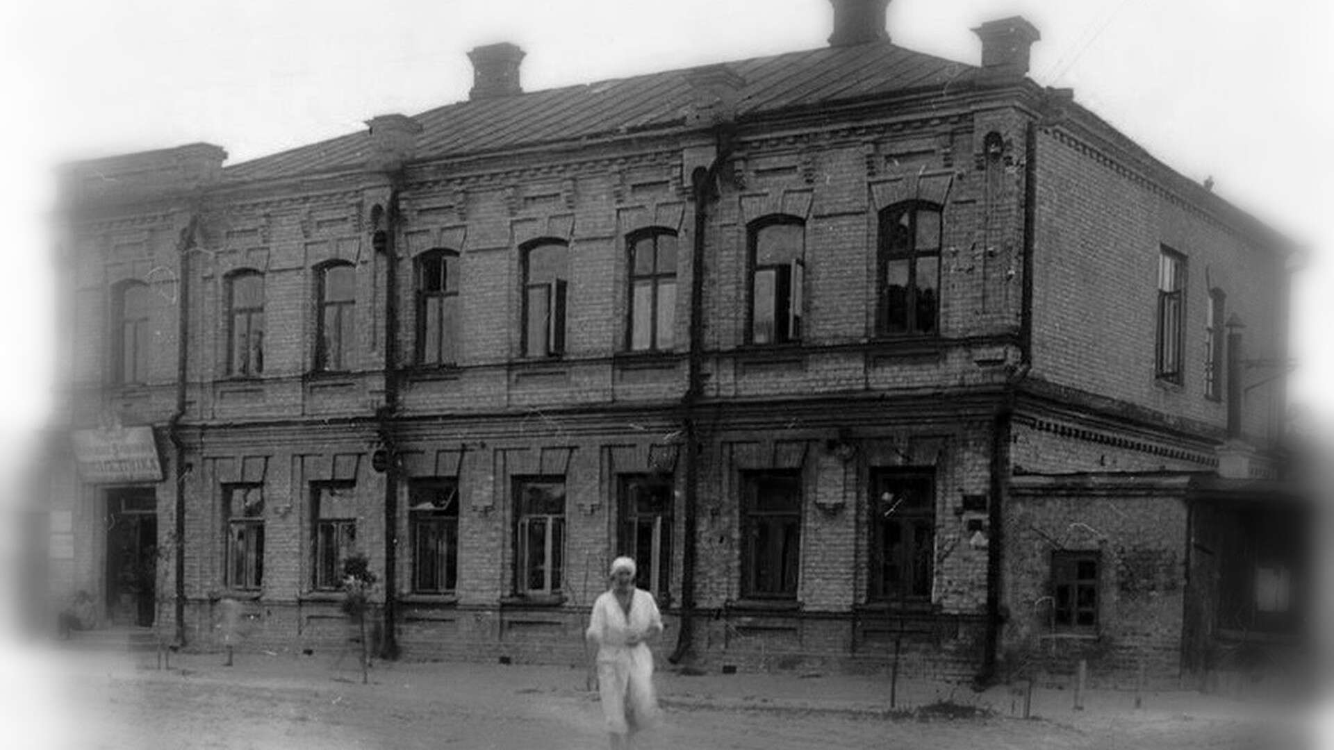 Двоповерховий цегляний будинок XIX ст. на вулиці Кирилівській, 121а в Куренівці — знесений у 2015 році заради будівництва офісного центру