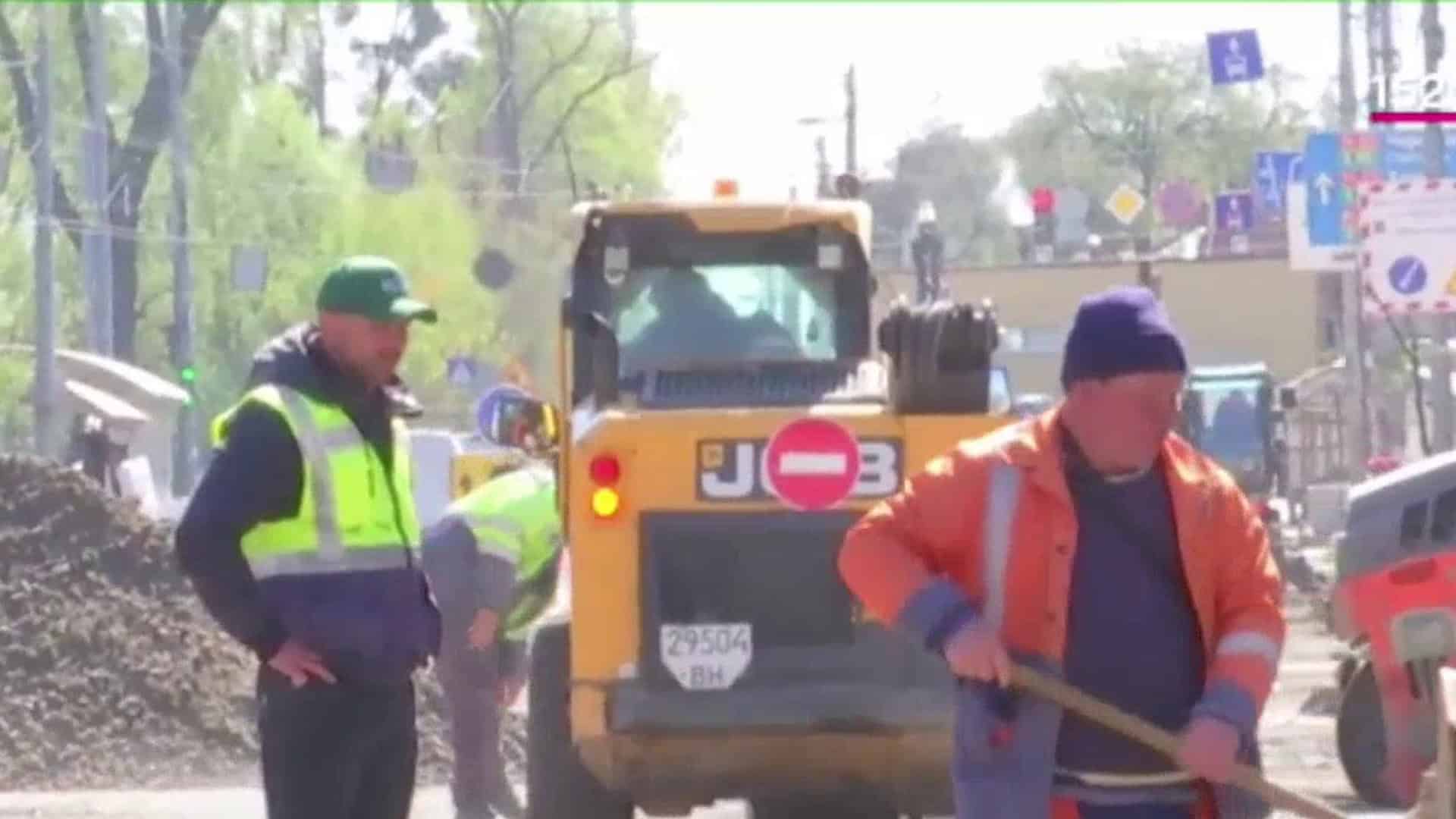 Дорожні робітники та спецтехніка на проспекті Валерія Лобановського у Солом'янському районі Києва під час капітального ремонту дорожнього покриття у квітні 2026 року