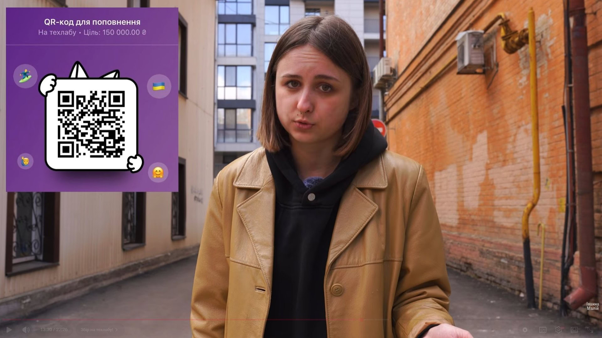 Блогерка Іванна Малій на вулиці Києва під час зйомки влогу про маршрутки та громадський транспорт столиці