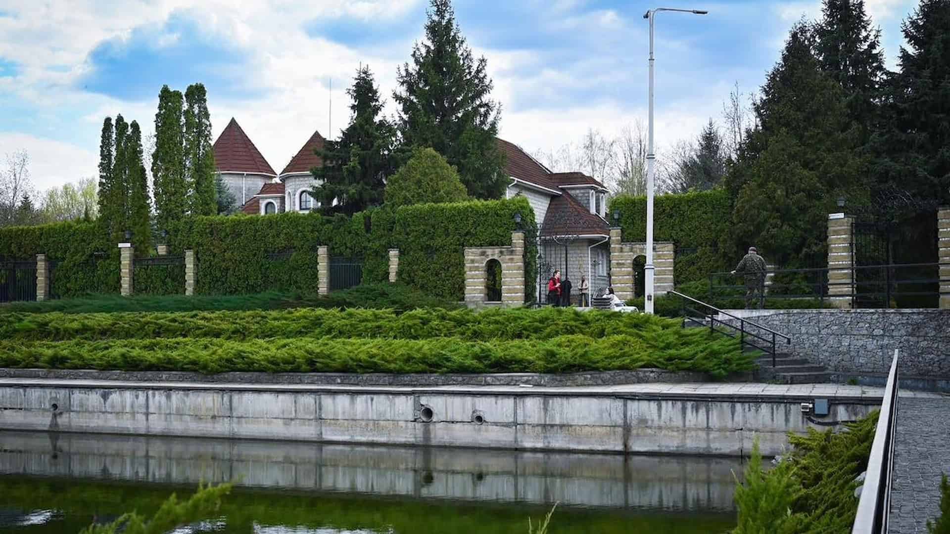 Маєток ексміністра освіти Дмитра Табачника на вулиці Джерельній 17 у Козині під Києвом — будинок 670 м² з видом на Дніпро, підготовлений до продажу Фондом держмайна