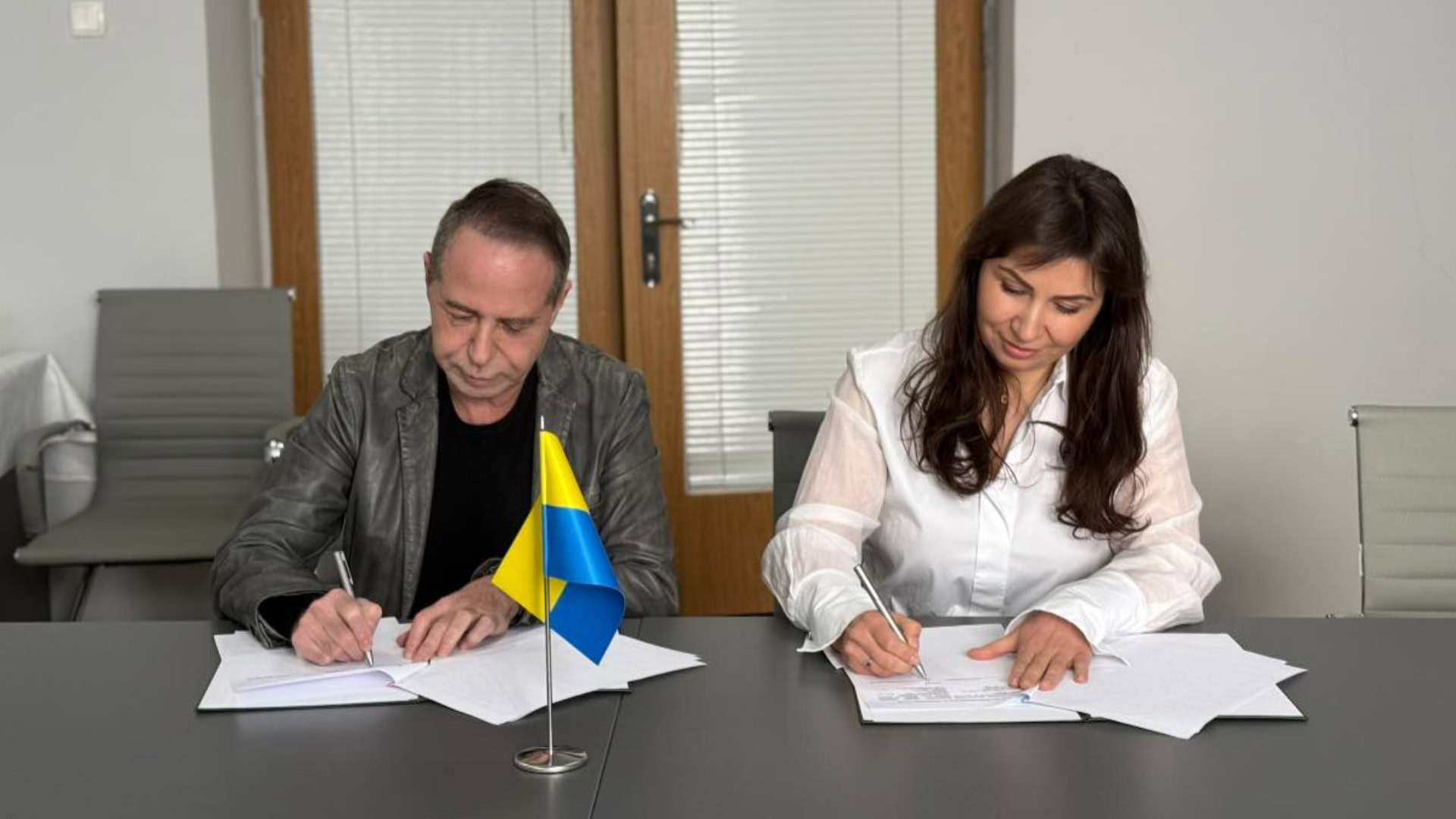 Тетяна Мостепан та Юрій Поляченко підписують меморандум про співробітництво між КМДА та Інститутом травматології