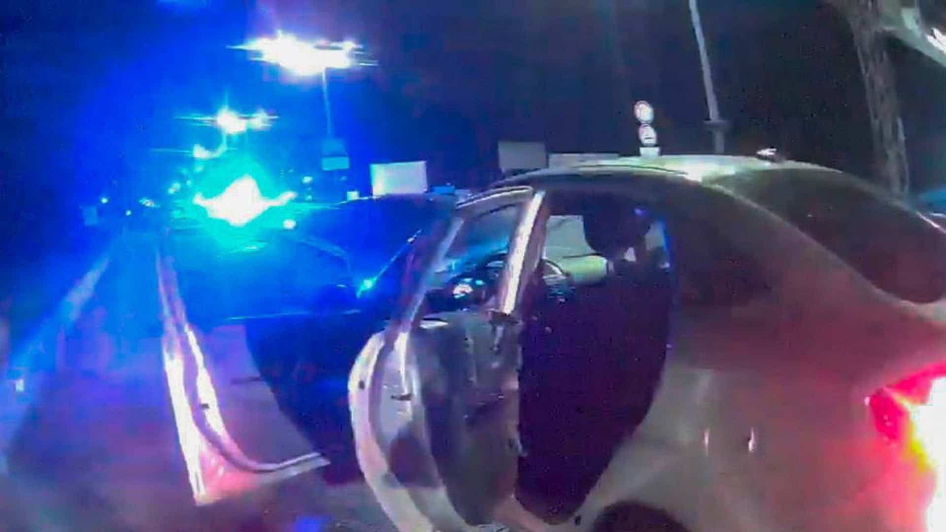 Автомобіль Ford Fiesta з відчиненими дверима на нічній вулиці Дарницького району Києва після зупинки поліцією неповнолітнього п'яного водія