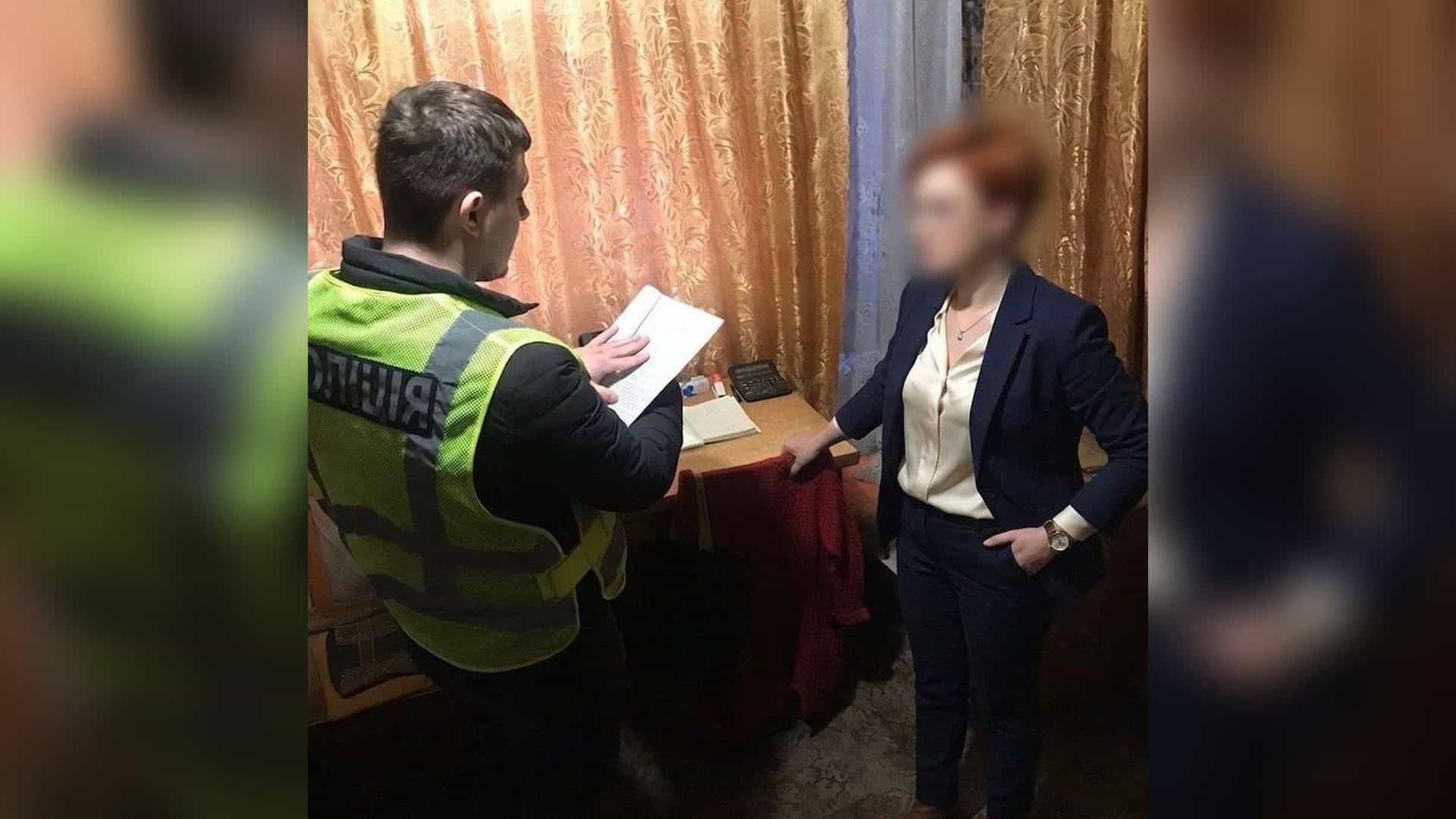 Співробітник Національної поліції України пред'являє підозру жінці у справі про обхід санкцій РНБО на суму 500 тис. гривень