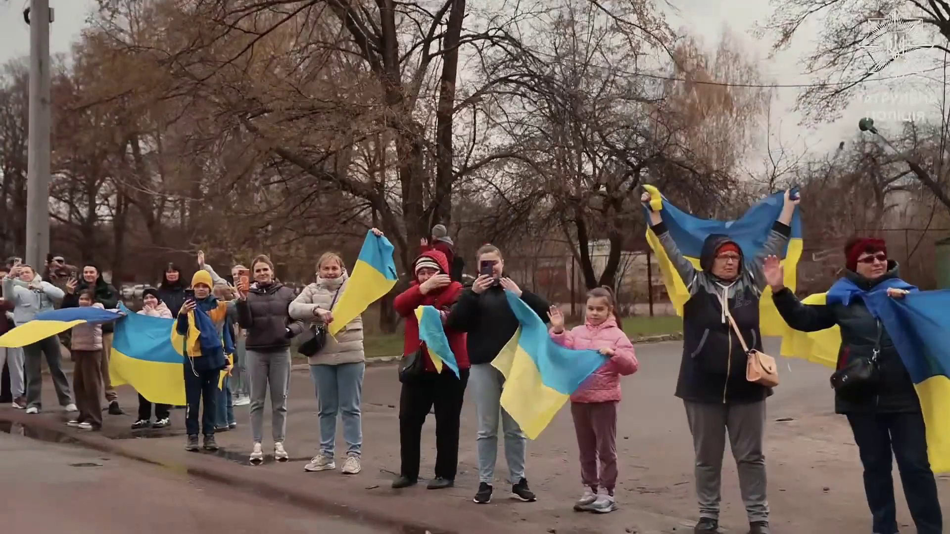 Рідні зустрічають звільнених українських військовополонених з прапорами України після обміну 11 квітня 2026