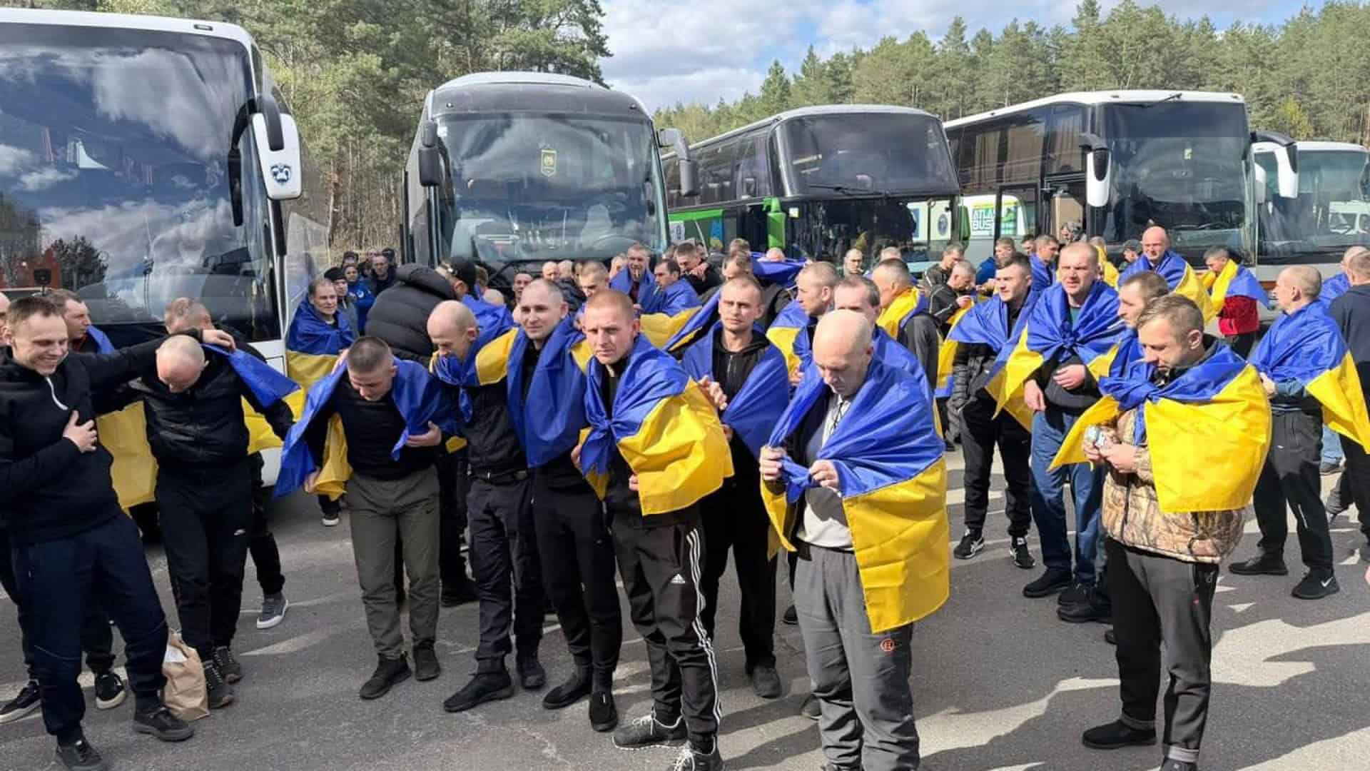 Звільнені українські військові загорнуті у прапори України після повернення з російського полону в рамках обміну 24 квітня 2026 року