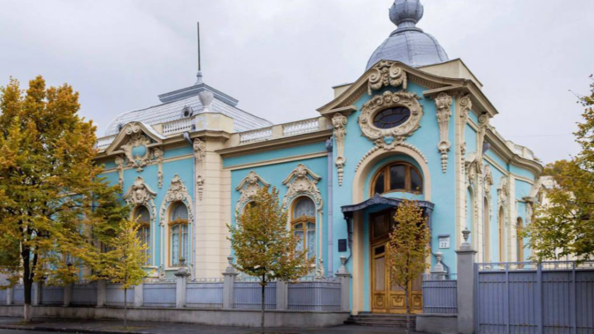 Бірюзовий фасад особняка Полякова у стилі модернізованого бароко на вулиці Грушевського, 22 у Києві, з ліпним декором та грушоподібною маківкою