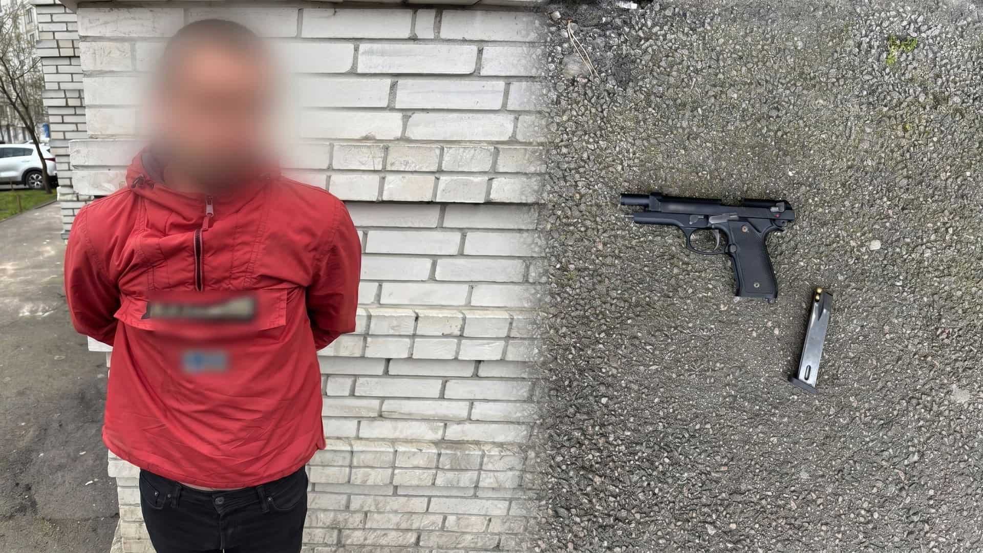 Патрульні поліцейські затримали чоловіка у червоній куртці зі зброєю у Святошинському районі Києва