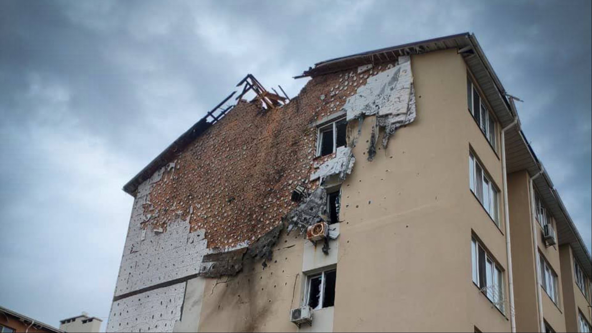 Пошкодження даху 5-поверхівки після влучання у селі Крюківщина Бучанського району