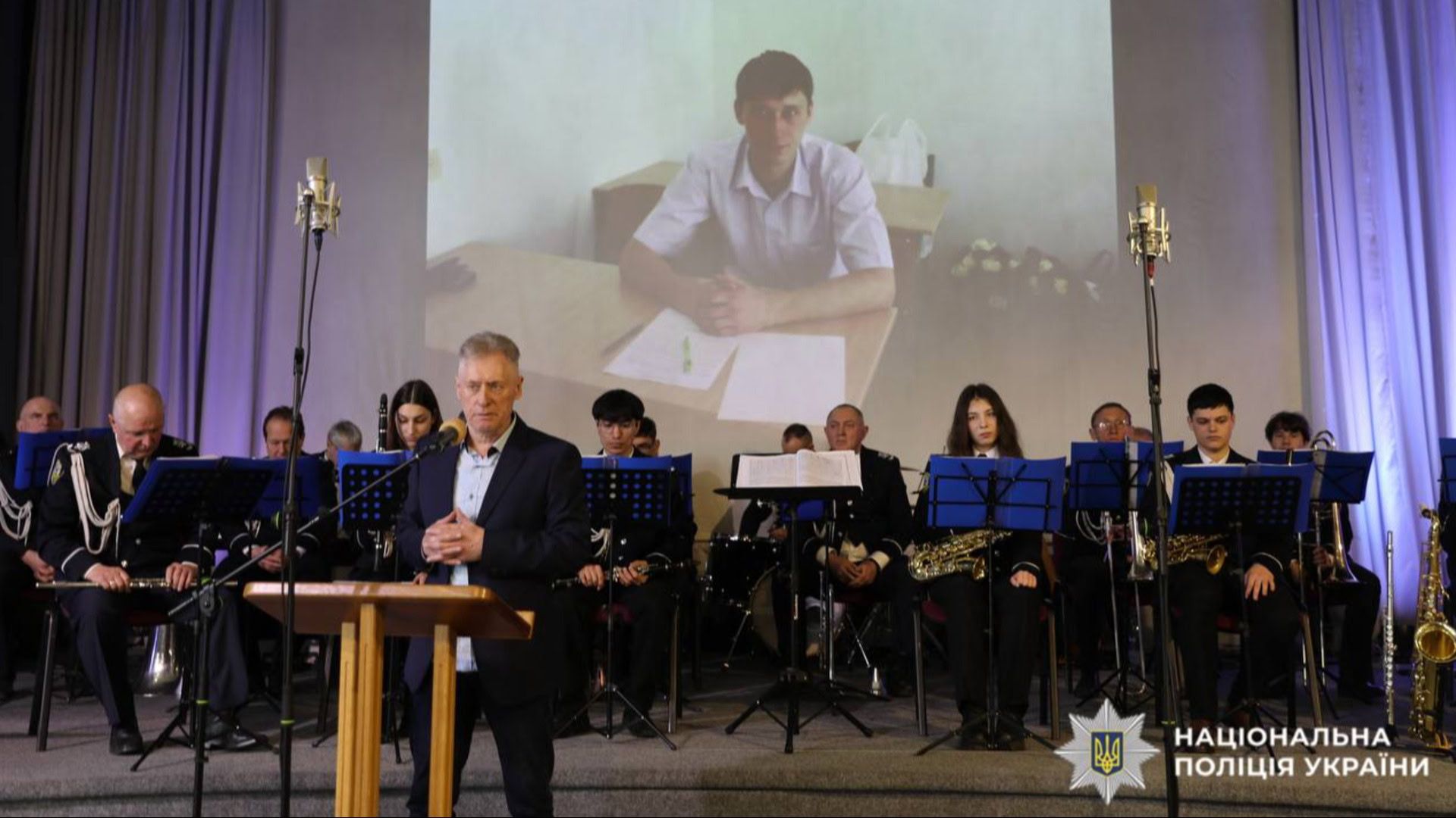 Презентація поетичної збірки Олександра Чабаха у Бучі за участю поліцейських Київщини