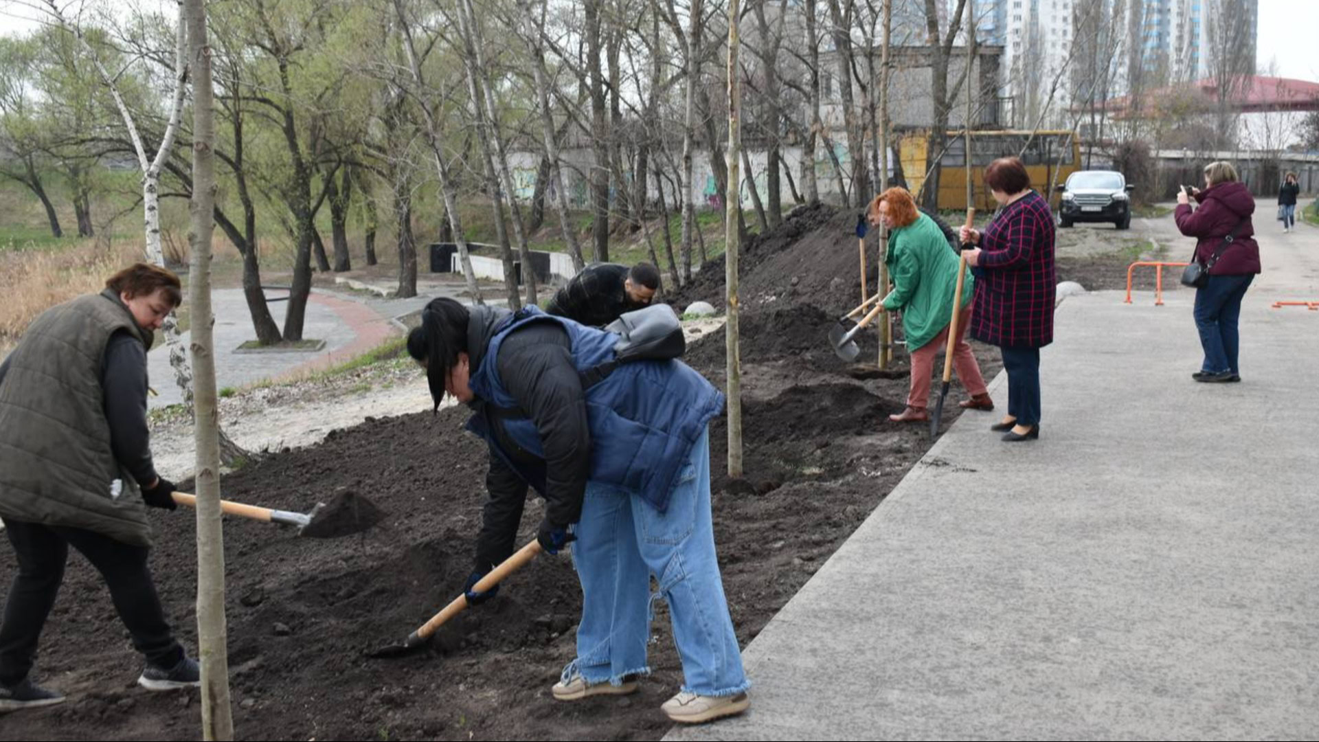 Висадка платанів на верхньому променаді Йорданського озера на Оболоні в рамках створення алеї пам'яті Сергія Лобойка