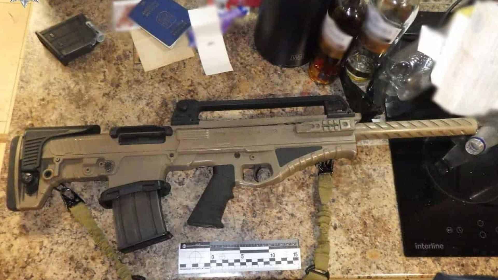 Поліцейські затримують озброєного чоловіка біля житлового комплексу на вулиці Каховській у Києві