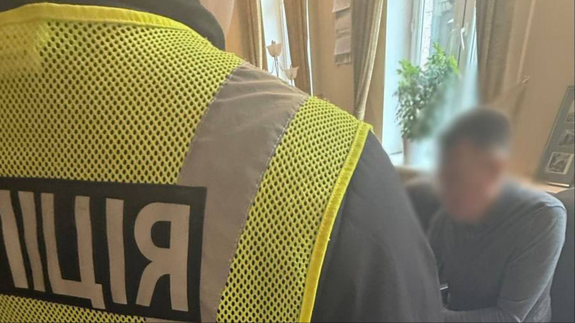 Поліцейський у жовтому жилеті повідомляє про підозру посадовцю КМДА у службовій недбалості