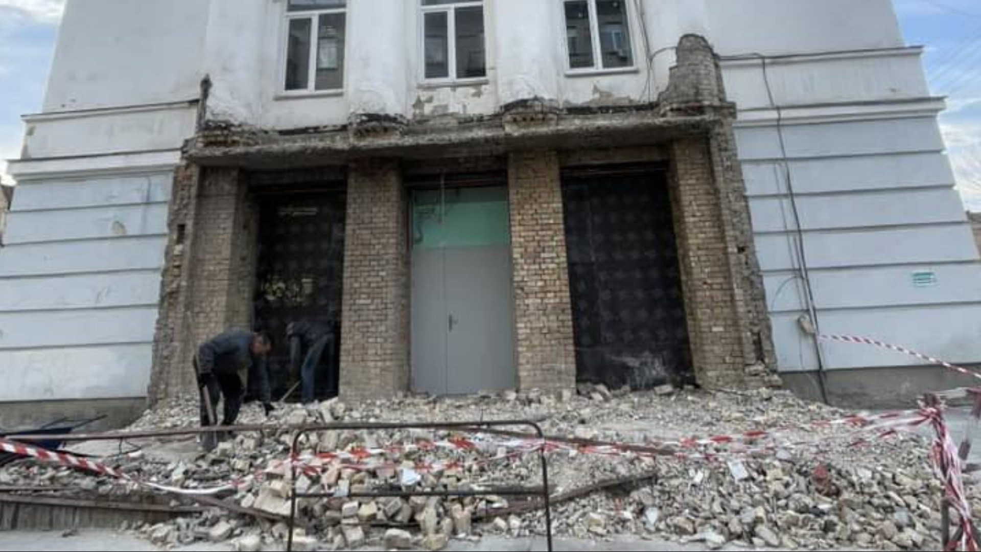 Прибутковий будинок на Деміївці: знесена перлина ампіру 1910-х років Розібраний ґанок історичної школи на вулиці Волоській 16 на Подолі з купами будівельного сміття та робітниками