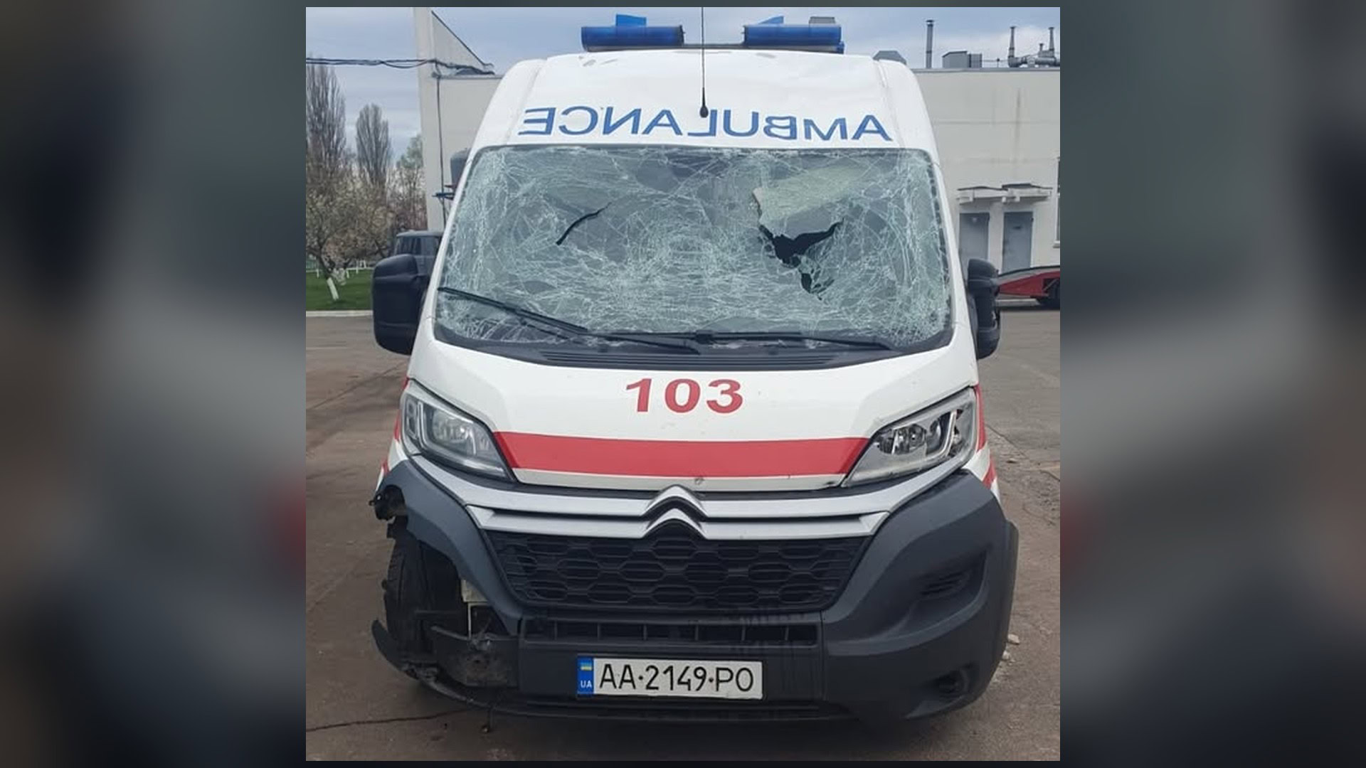 Пошкоджена машина швидкої медичної допомоги з розбитим лобовим склом і написом 103 після повторного російського удару у Києві 16 квітня 2026 року