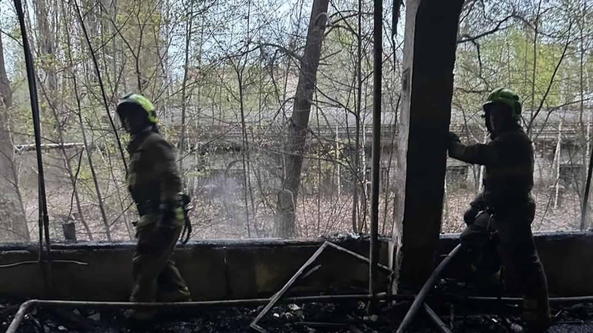Рятувальники ДСНС Києва ліквідують пожежу в покинутому складському приміщенні на проспекті Академіка Палладіна у Святошинському районі 25 квітня 2026 року