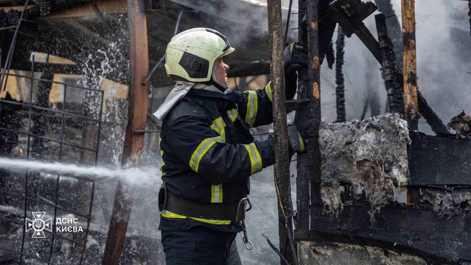 Рятувальник ДСНС Києва гасить пожежу на будівельному майданчику в Дніпровському районі — вулиця Гната Хоткевича, 20 квітня 2026 року