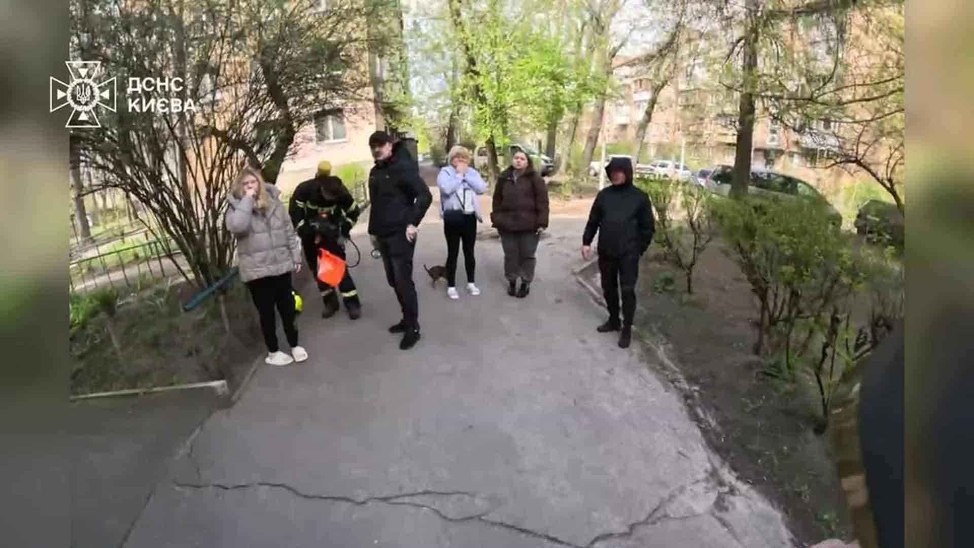 Рятувальники ДСНС Києва виводять мешканців п'ятиповерхівки на свіже повітря під час ліквідації пожежі на Метробудівській у Солом'янському районі