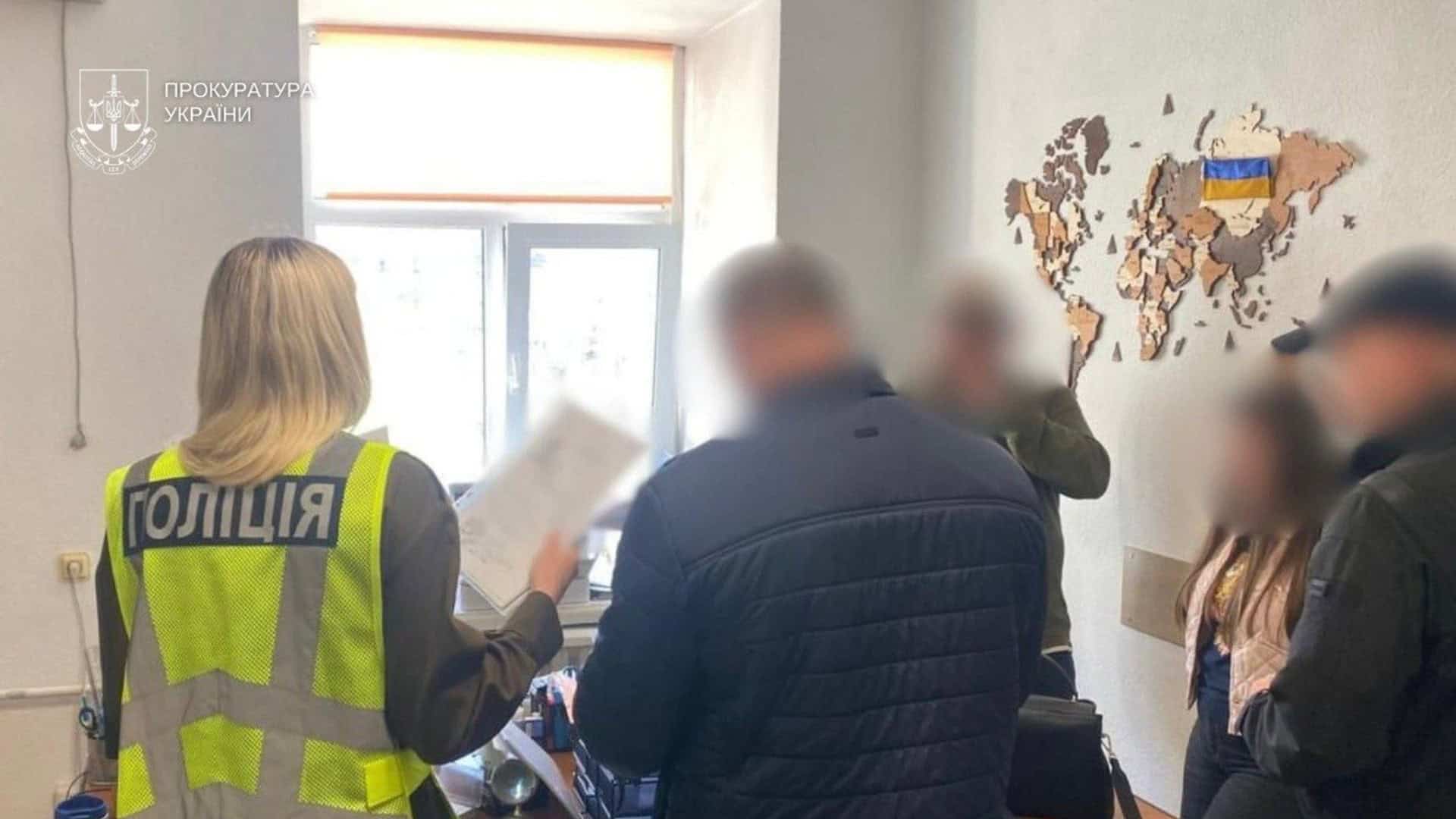 Поліцейські та слідчі під час обшуку у приміщенні підприємства, причетного до схеми фіктивного працевлаштування іноземців у Києві