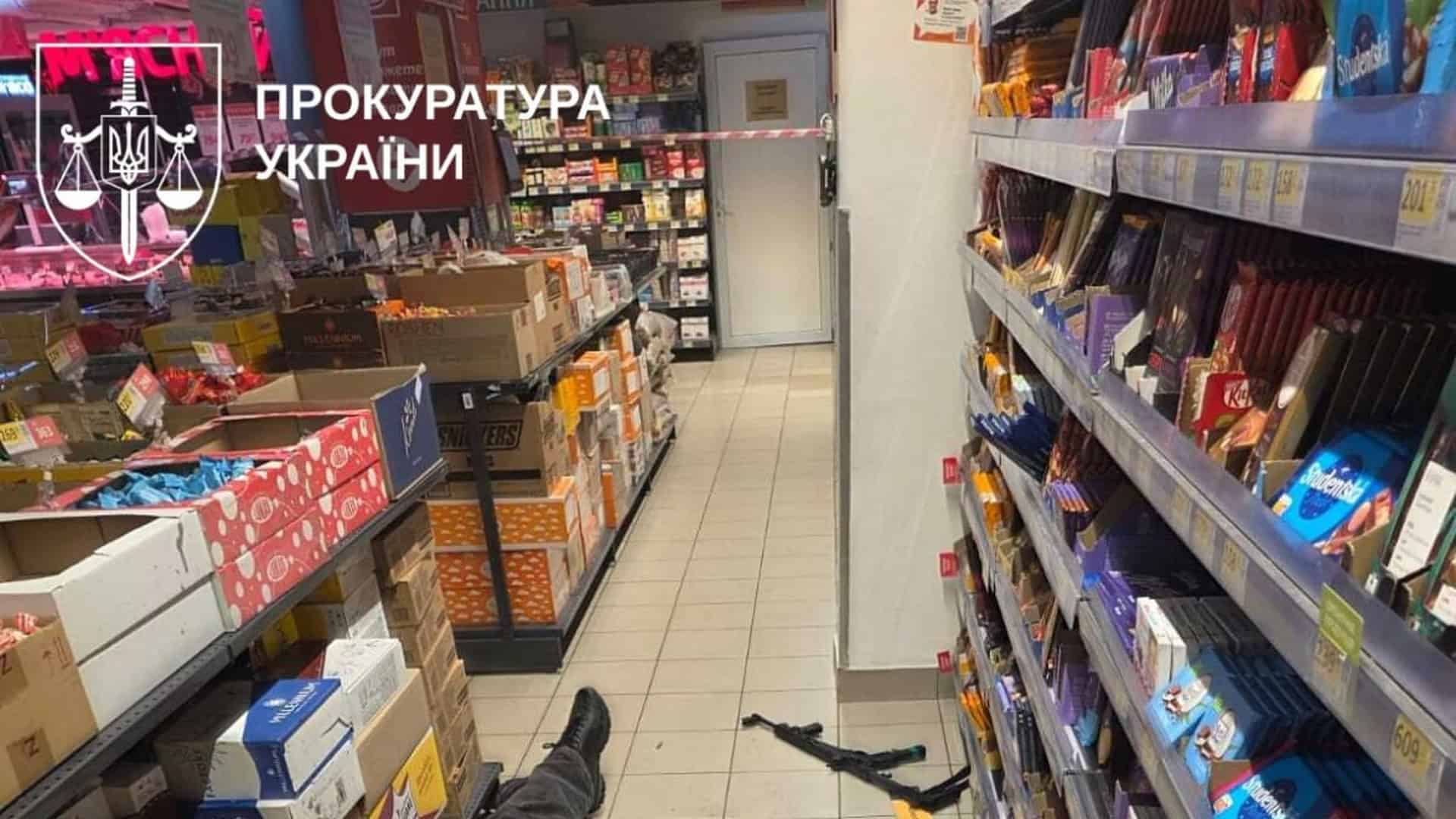 Ліквідований озброєний нападник на підлозі супермаркету в Голосіївському районі Києва після штурму КОРД — поряд автоматична зброя