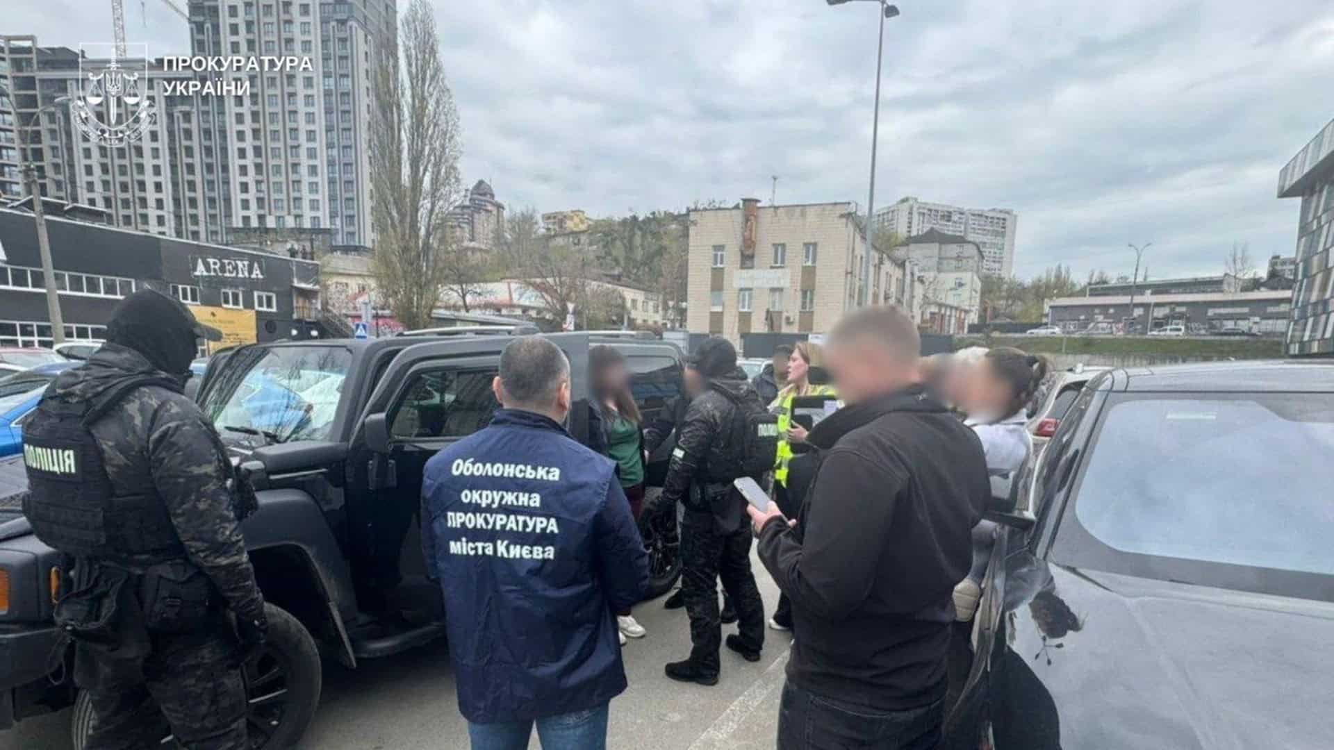 Співробітники Оболонської окружної прокуратури та поліції затримують підозрюваних у продажу фіктивних документів для відстрочки від мобілізації