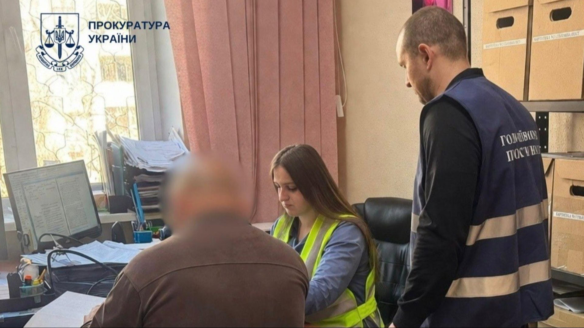 Слідчі повідомляють про підозру посадовцю комунального підприємства Голосіївського району Києва у кабінеті прокуратури