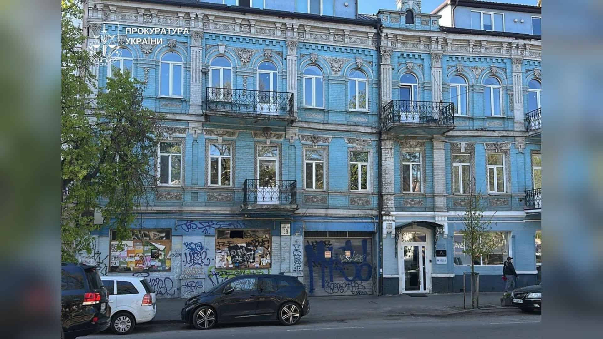 Триповерхова будівля блакитного кольору на вулиці Нижній Вал, 39 у Подільському районі Києва — нежитлове приміщення повернуто громаді через суд