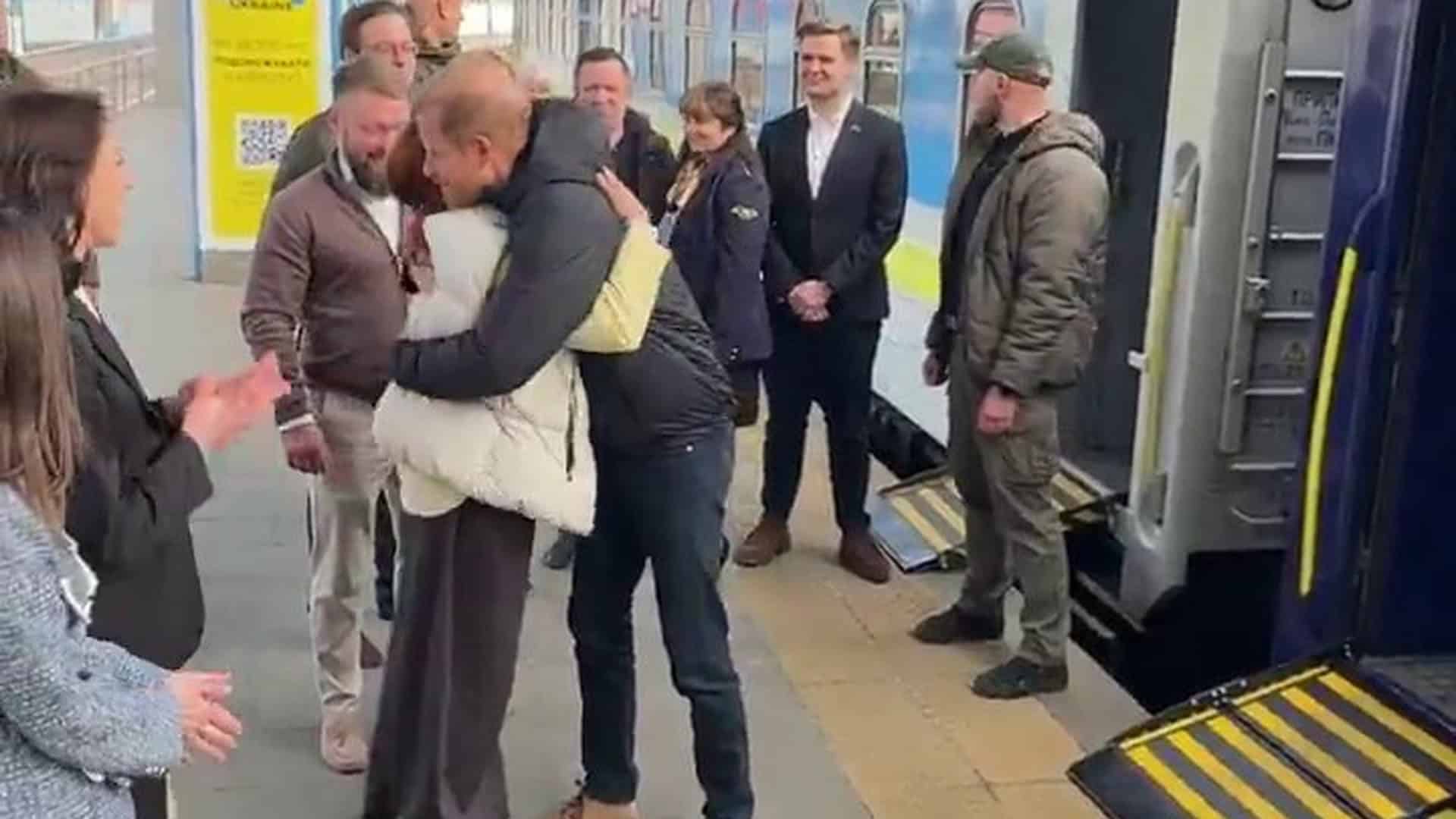 Принц Гаррі на перроні київського вокзалу під час другого неанонсованого візиту до України 23 квітня 2026 року — обіймається із зустрічаючими на тлі потяга