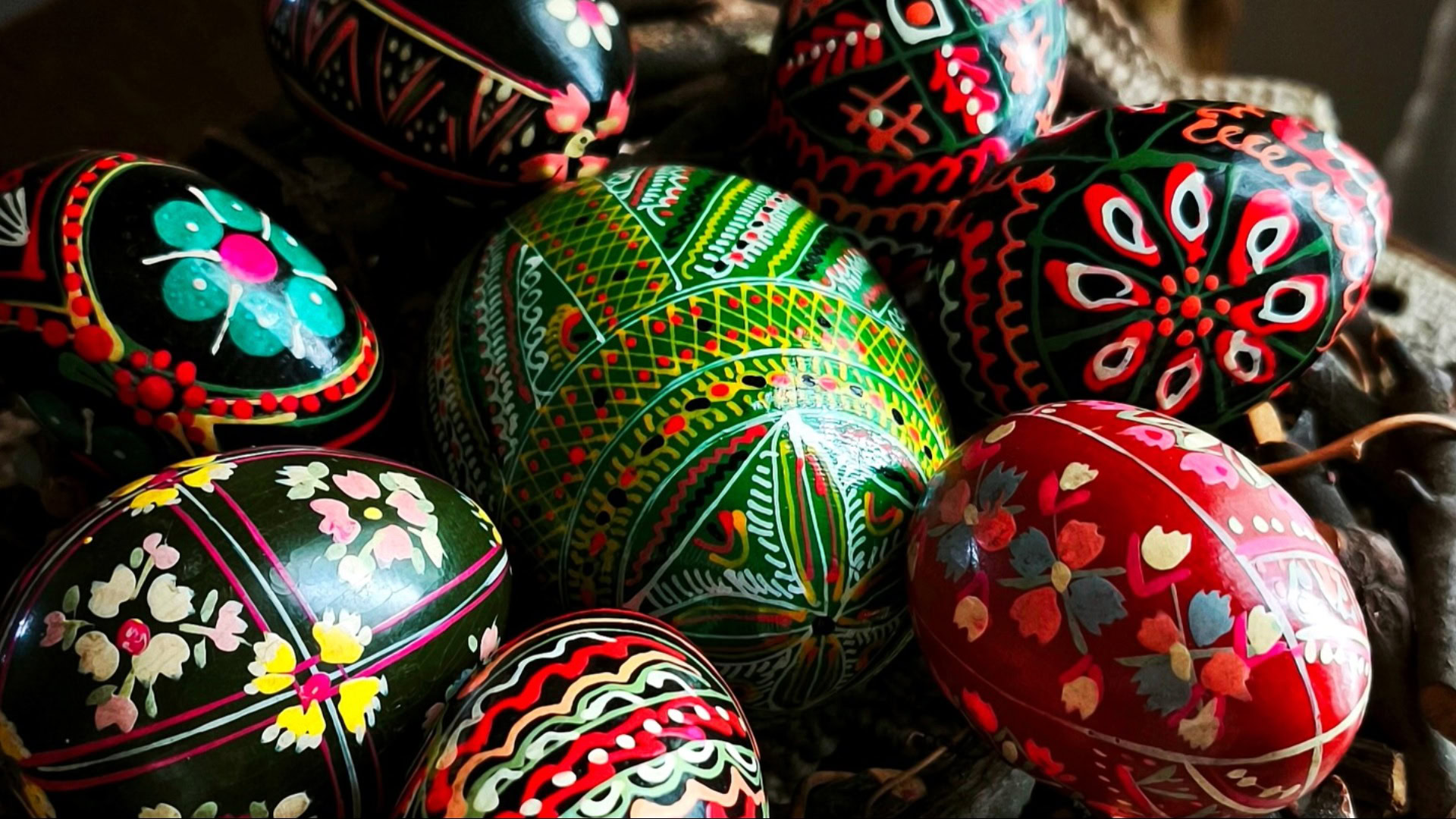 Розписані великодні писанки з рослинними та геометричними орнаментами з колекції Марини Лук'янової на виставці у Києві