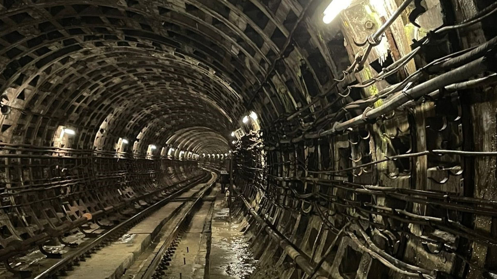 Перегінний тунель київського метро між станціями Почайна та Тараса Шевченка з видимими пошкодженнями тюбінгів та слідами просочування води