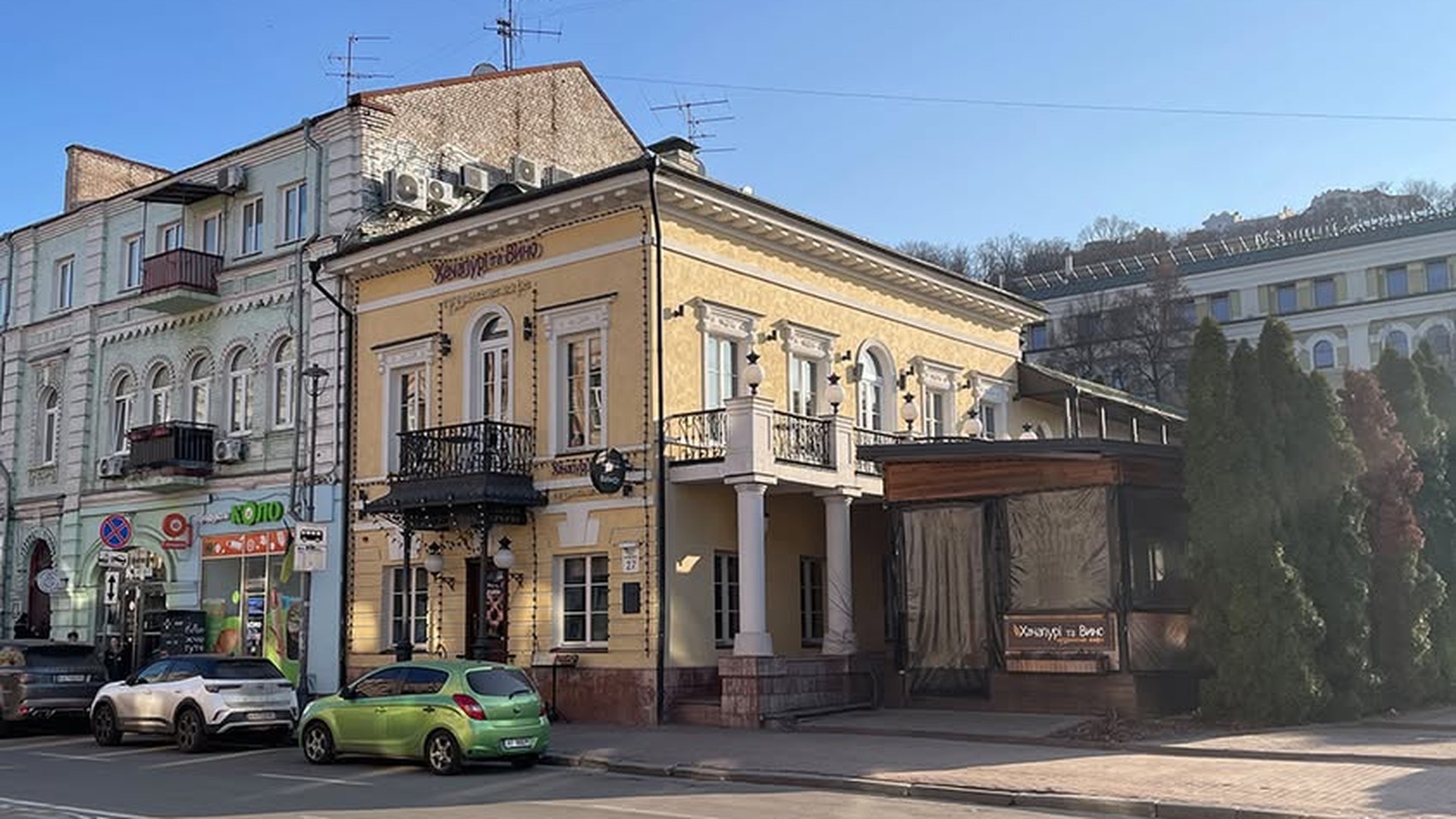 Двоповерхова кам'яниця садиби Миколи Балабухи на вулиці Петра Сагайдачного, 27 на Подолі в Києві — пам'ятка класицизму 1830–1840-х років