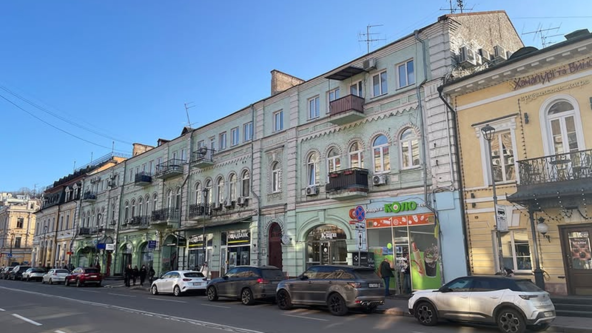 Триповерхова цегляна кам'яниця кінця XIX століття у стилі неоренесансу на вулиці Петра Сагайдачного, 25а на Подолі в Києві — пам'ятка архітектури місцевого значення