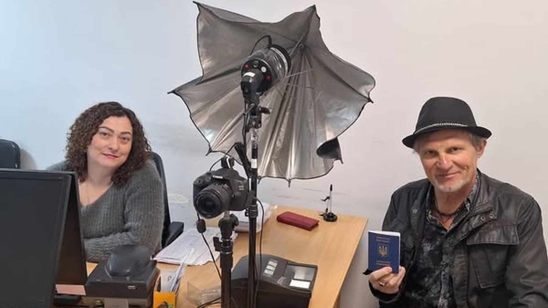 Олег Скрипка — фронтмен гурту Воплі Відоплясова — у Голосіївському відділі ДМС Києва під час оформлення закордонного паспорта