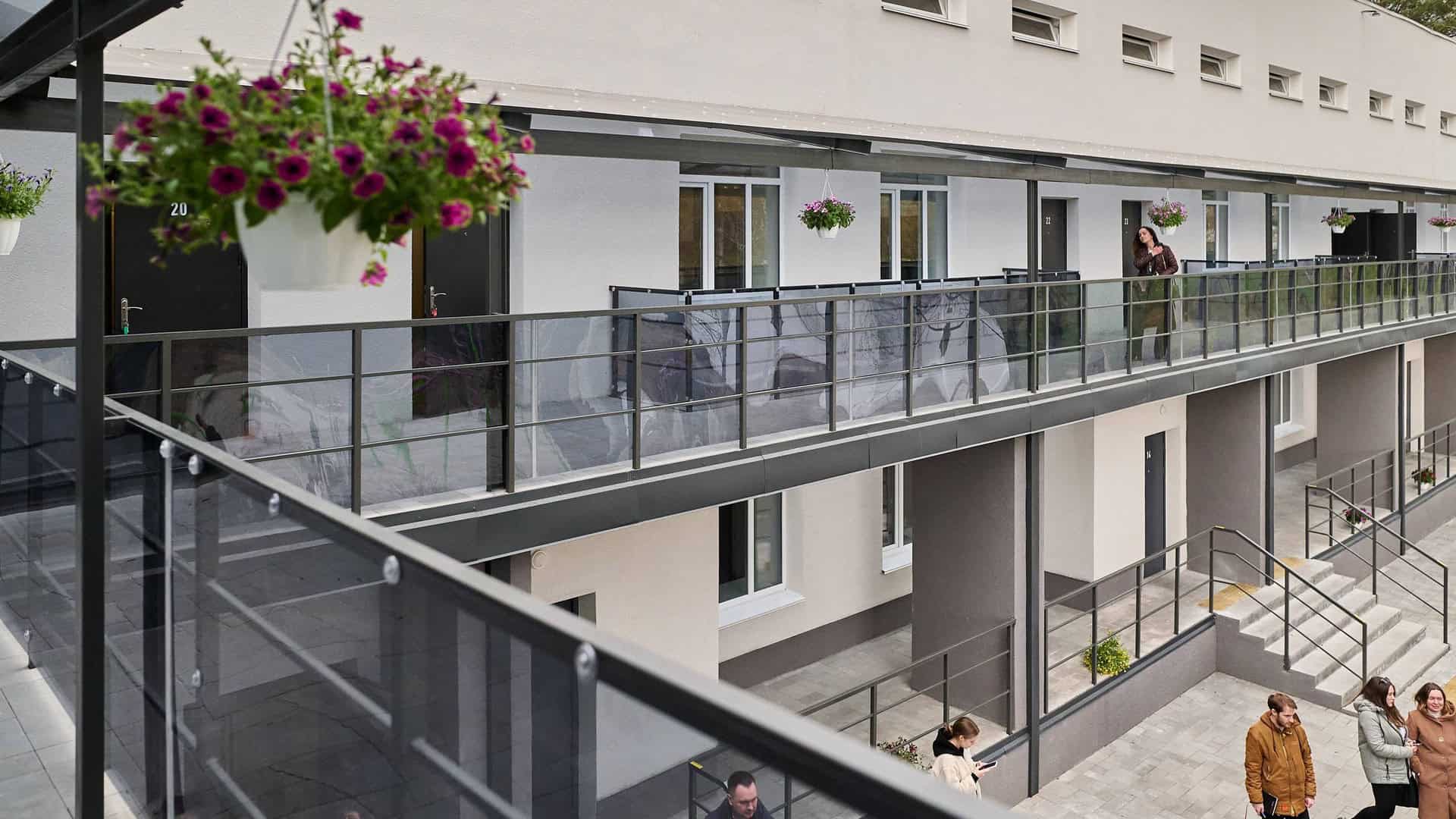 Новий житловий будинок для внутрішньо переміщених осіб у Славутичі — відремонтований корпус з балконами, квітами та пандусами для маломобільних