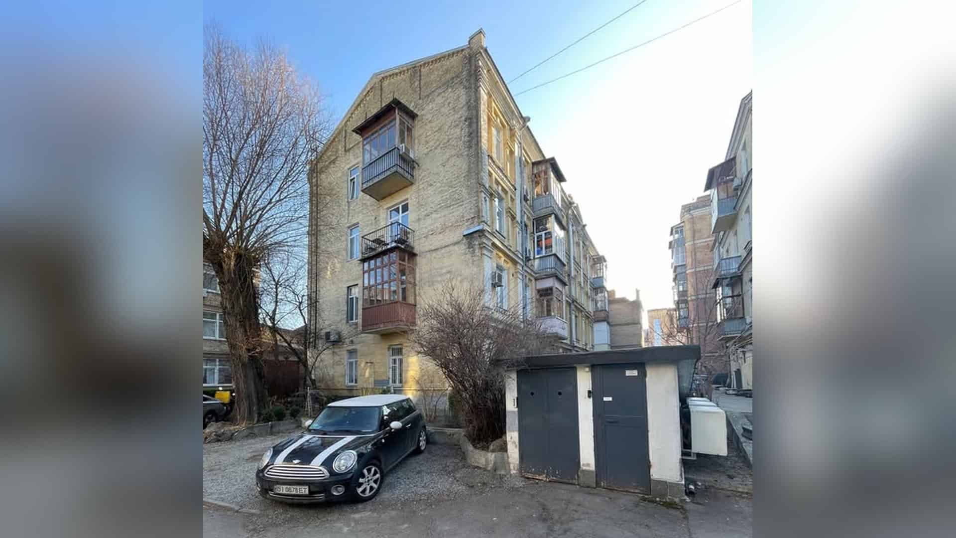 Чотириповерховий житловий флігель з заскленими балконами на вулиці Спаській, 8-Б у Києві — частина історичної садиби купця Тев’є Апштейна