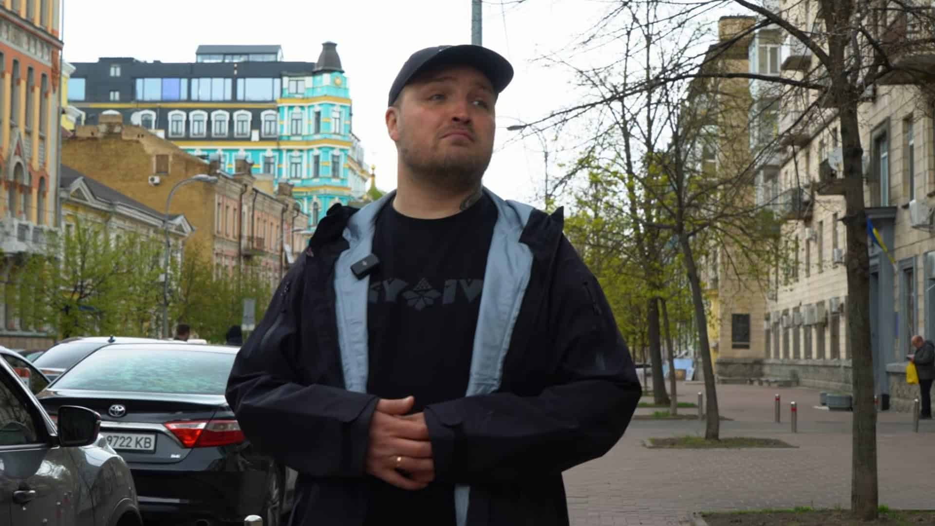 Блогер Степанець (Stalker Tour) на вулиці Володимирській у Києві під час відеопрогулянки по Місту Володимира — Київському Дитинцю