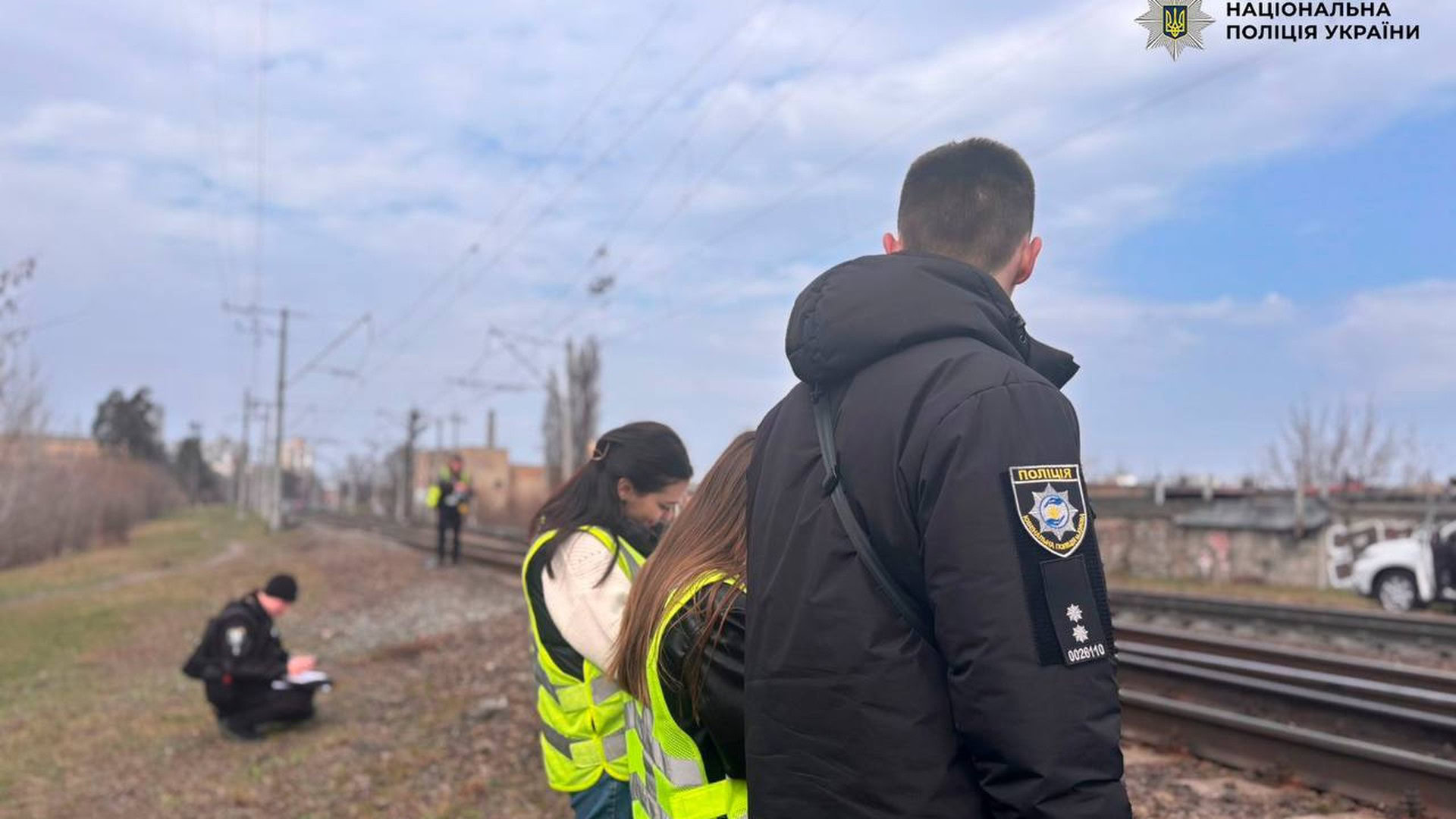 Слідчо-оперативна група поліції працює на залізничних коліях у Святошинському районі Києва після загибелі малолітнього