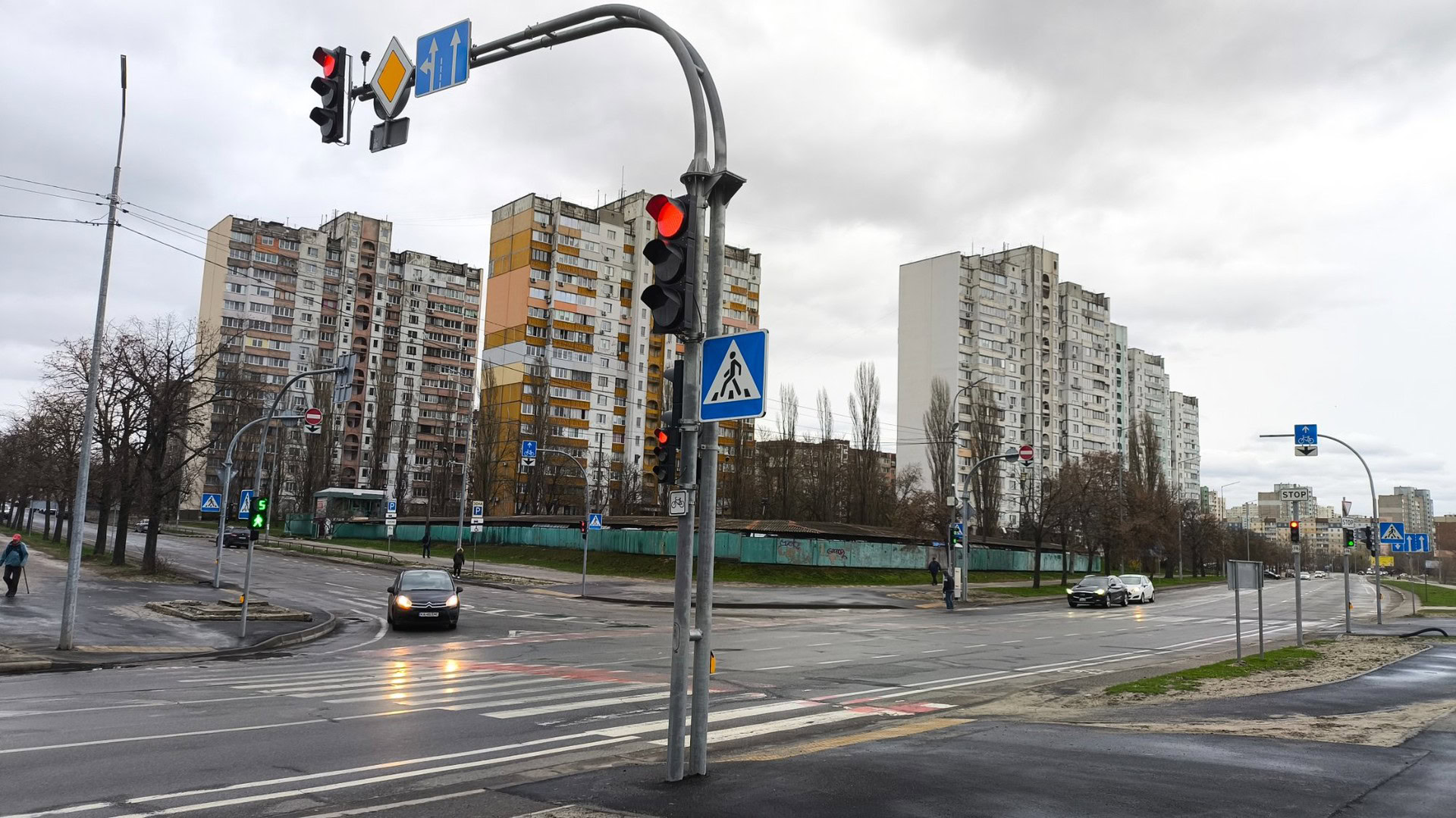 Перехрестя вулиць Райдужної та Ігоря Юхновського у Києві з новим світлофорним об'єктом