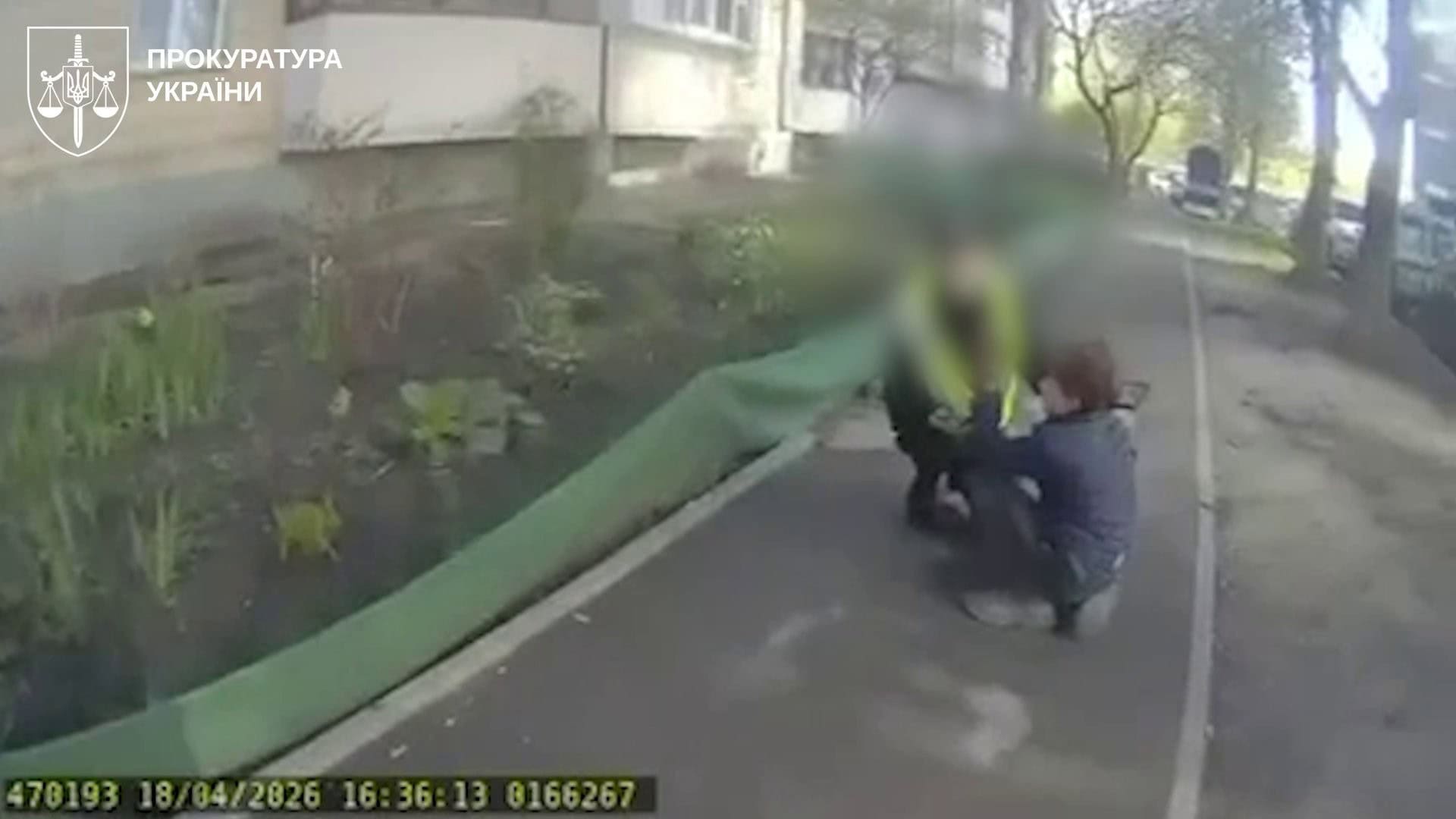 Кадр із запису камери спостереження — місце теракту у Голосіївському районі Києва 18 квітня 2026 року, де патрульні залишили поранених без допомоги