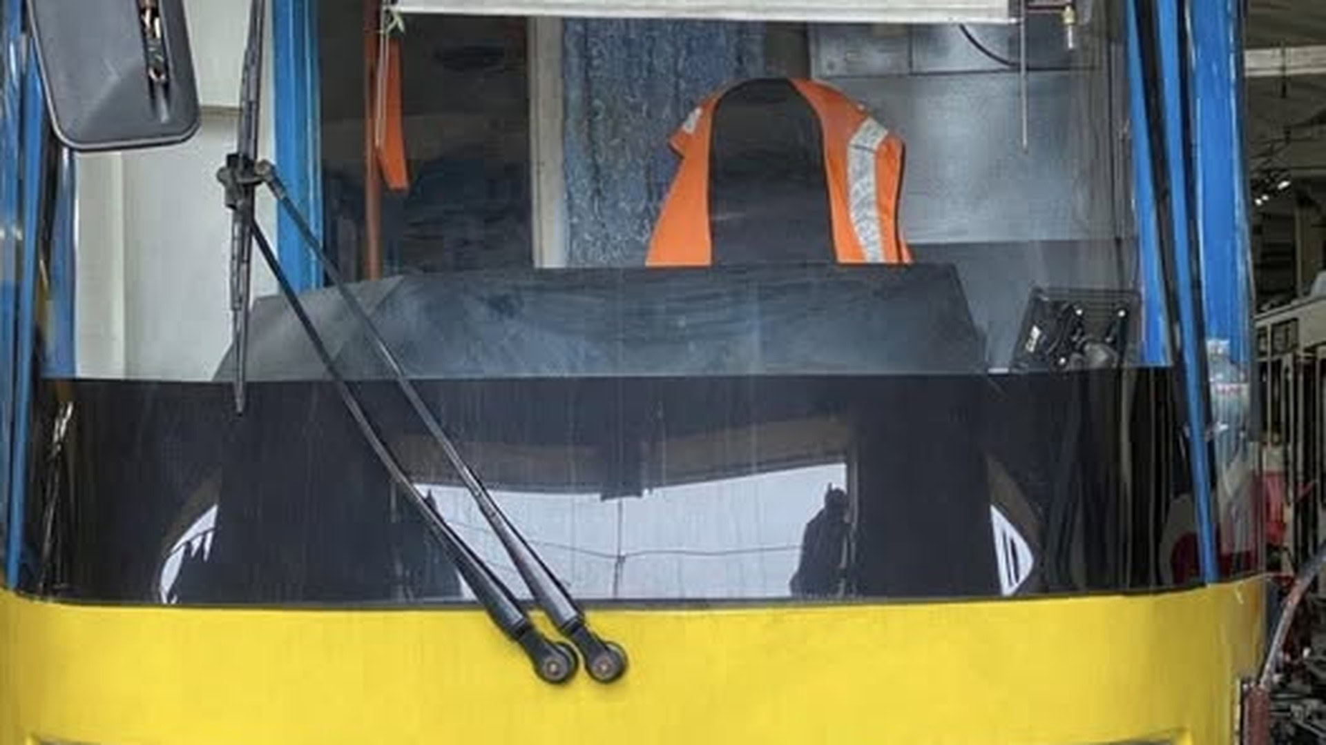 Низькопідлоговий трамвай Tatra K3R-N синьо-жовтого кольору у депо імені Шевченка, Київ, 2026 рік