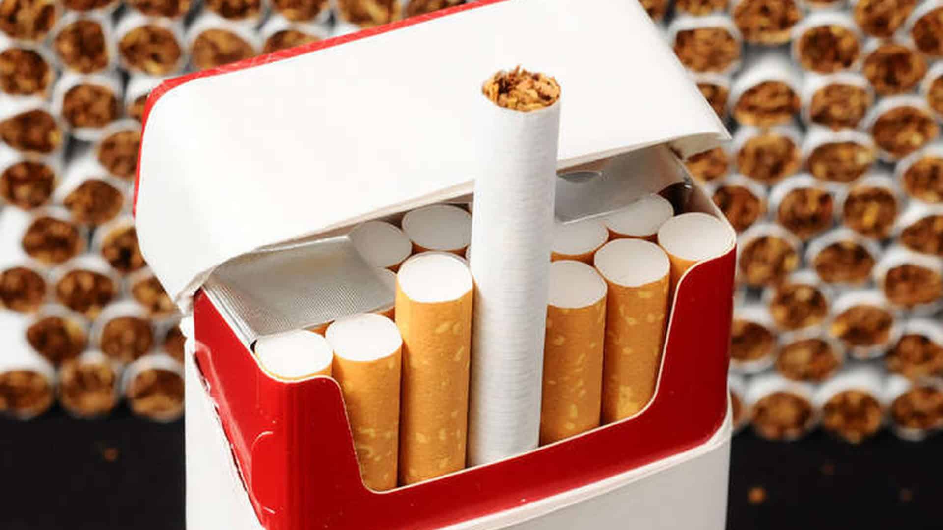 Відкрита пачка цигарок на тлі інших пачок — ілюстрація до новини про вилучення нелегального тютюну у Бучанському районі Київської області