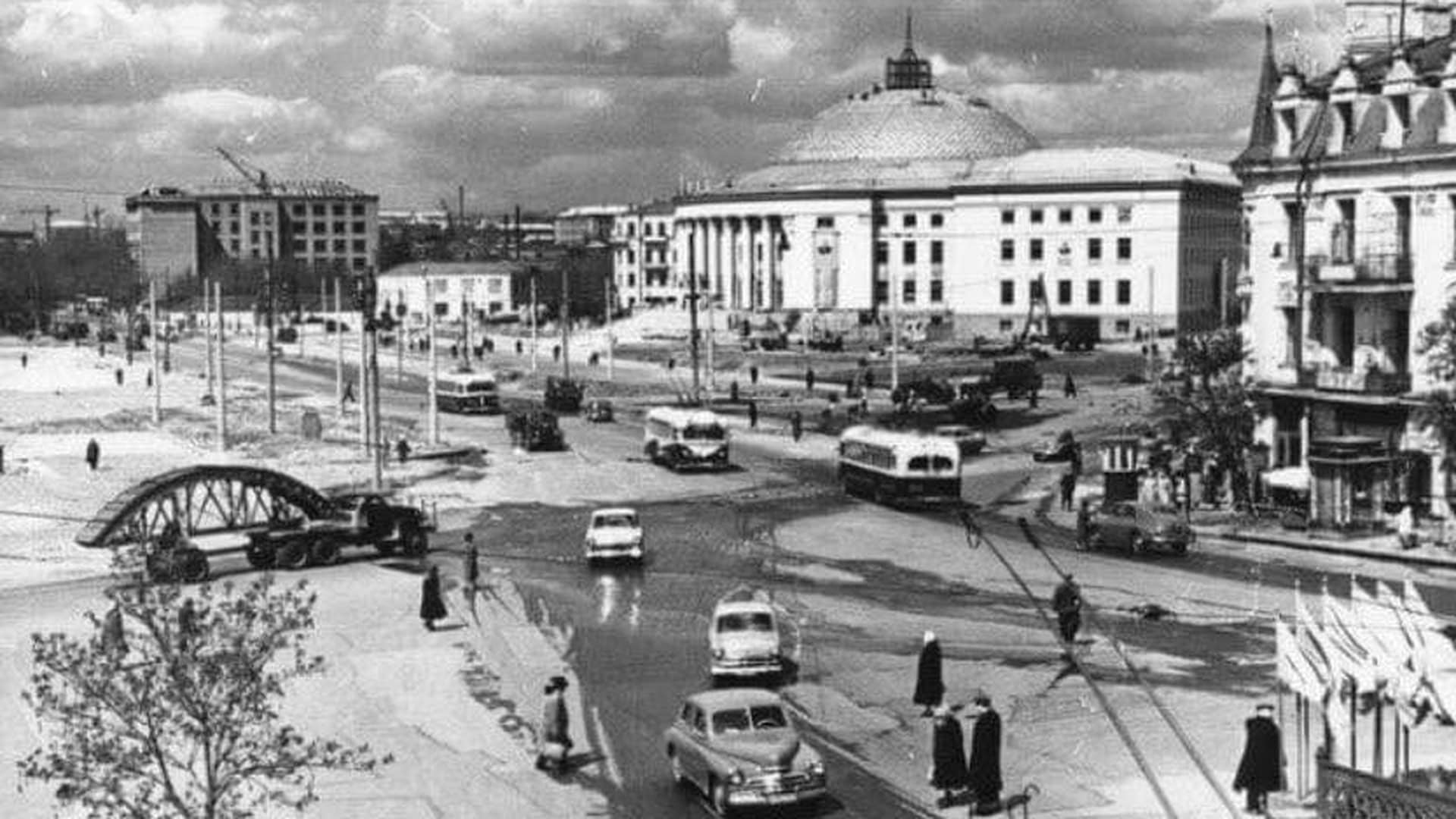 Чорно-біле фото Галицької площі в Києві 1960-х років — будівля Національного цирку на задньому плані, вулиця з автомобілями та трамваями