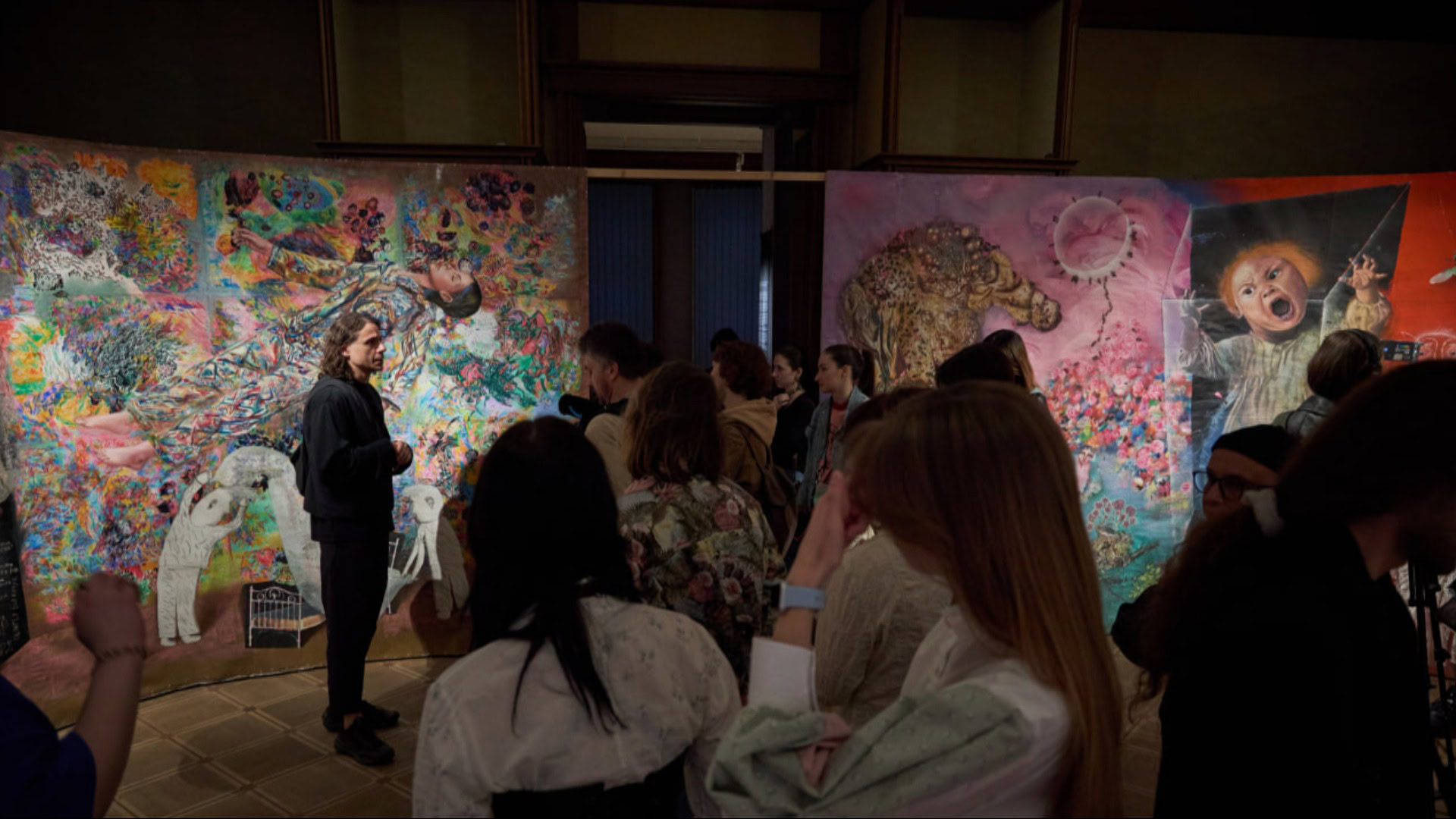 Прибутковий будинок на Деміївці: знесена перлина ампіру 1910-х років Відвідувачі музею Ханенків розглядають масштабний розпис на виставці «Диспаратес», присвяченій гравюрам Франсіско Гої