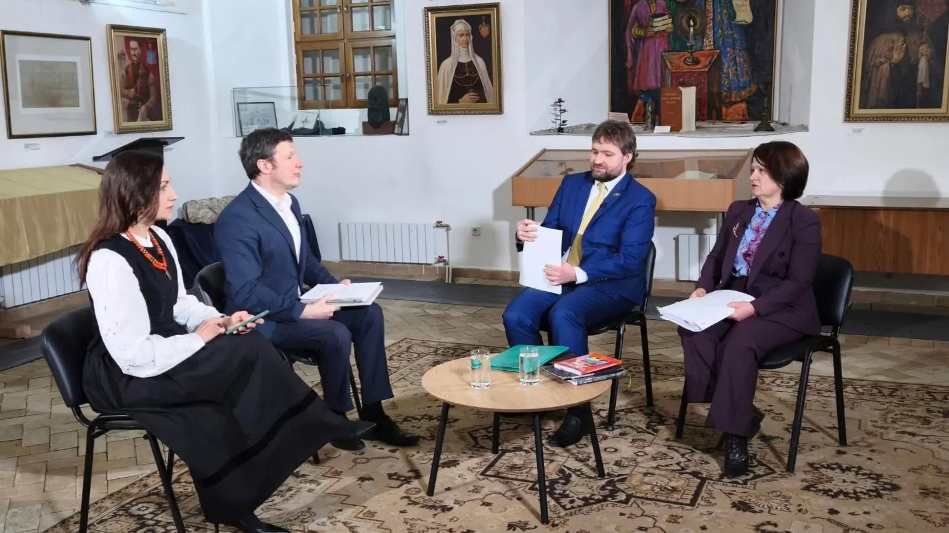 Судді Верховного Суду Лариса Рогач і Дмитро Гудима під час запису спецвипуску «Голки» про «закон Мазепи» та захист зелених зон Києва